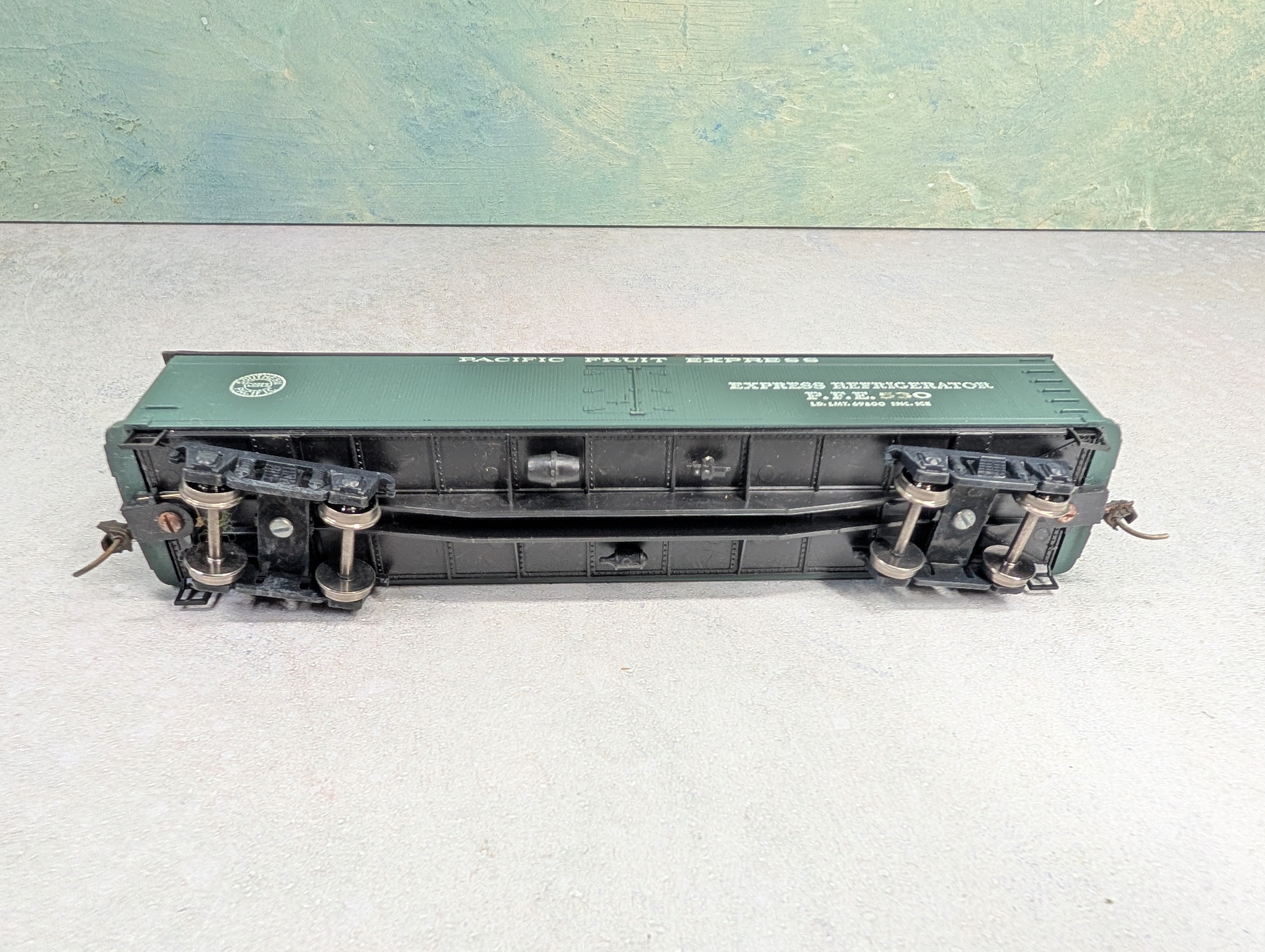 USED Roundhouse HO Scale 50' Express Reefer Pacific Fruit Express PFE #530