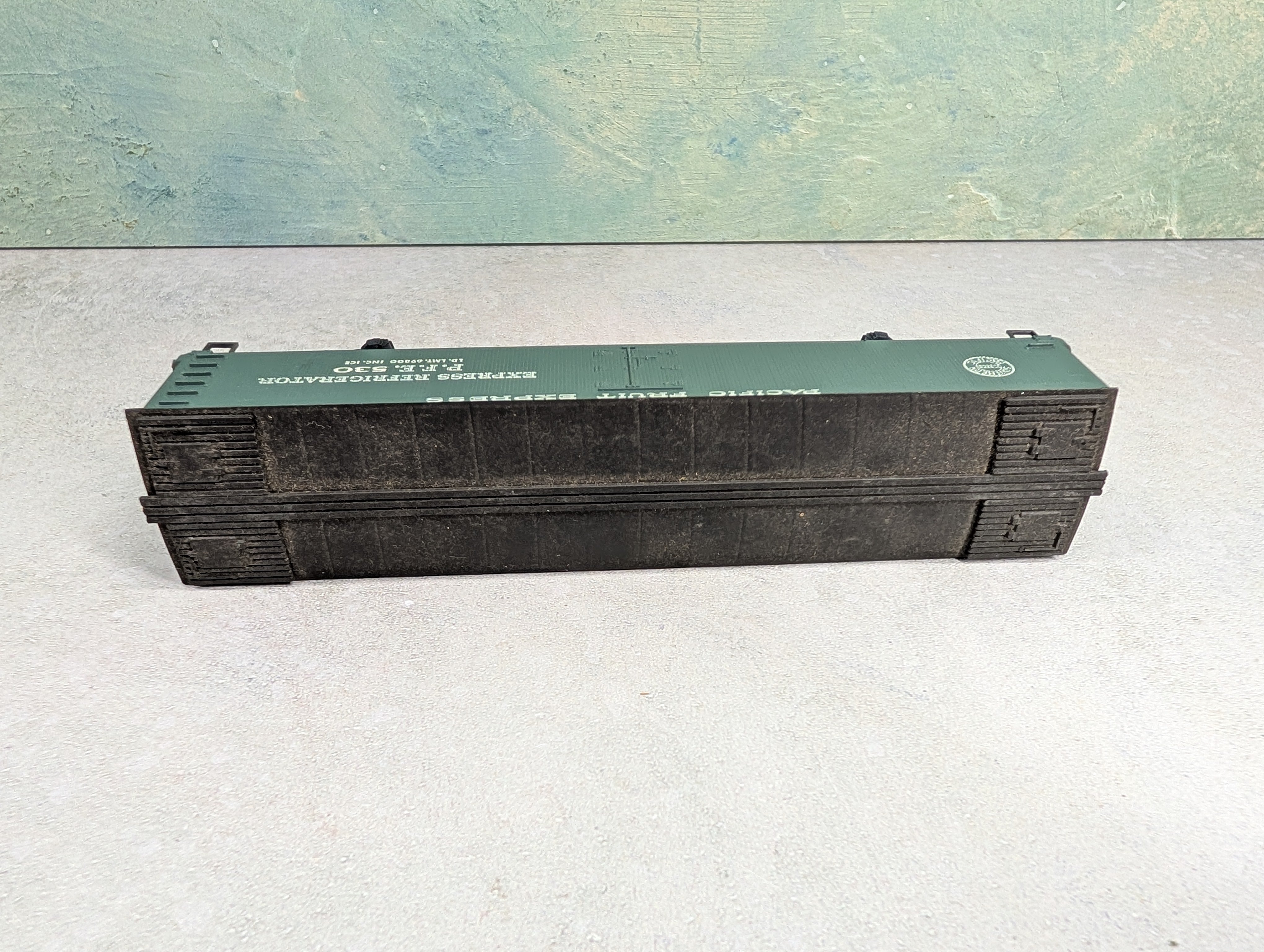 USED Roundhouse HO Scale 50' Express Reefer Pacific Fruit Express PFE #530