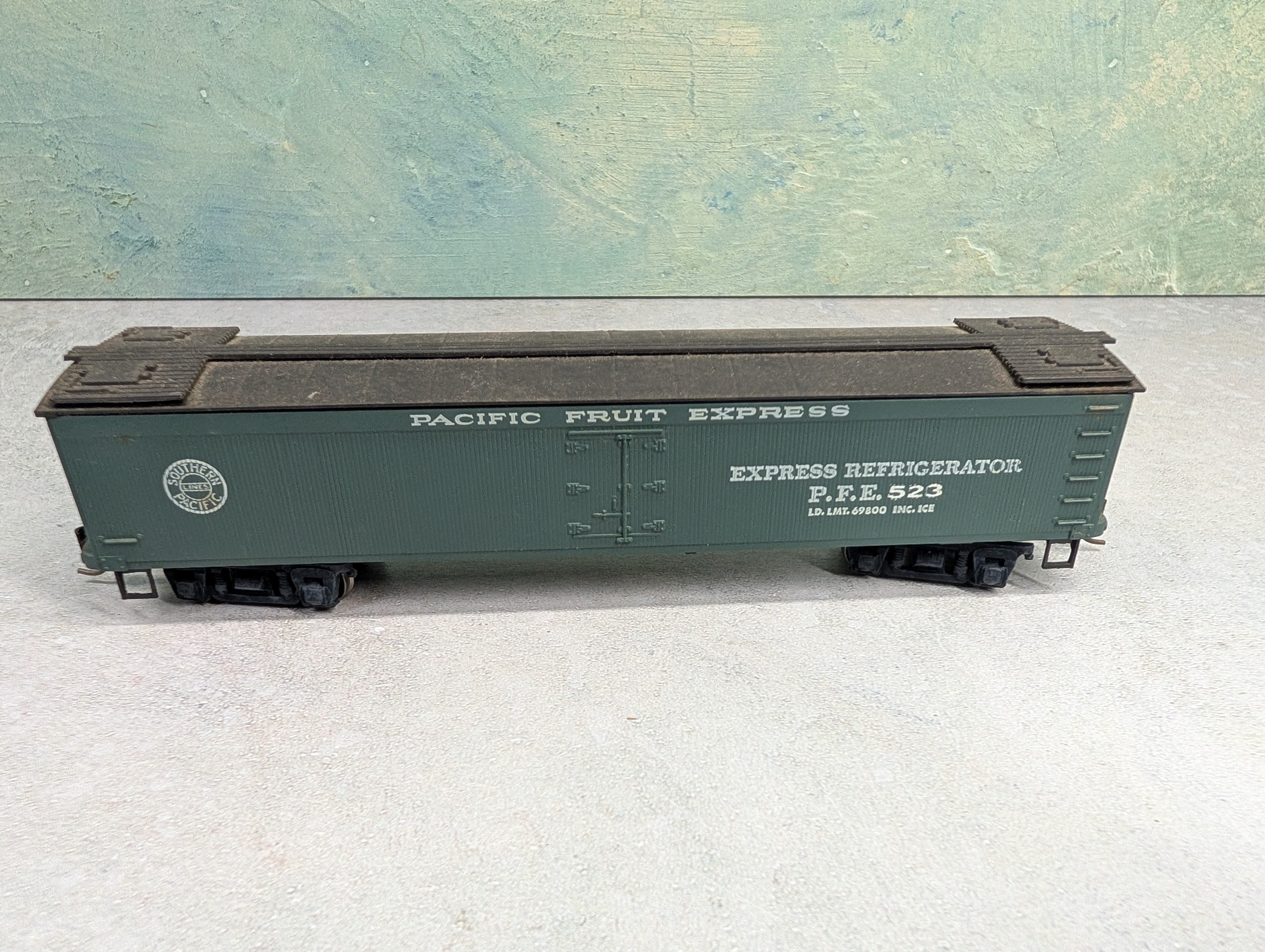 USED Roundhouse HO Scale 50' Express Reefer Pacific Fruit Express PFE #523