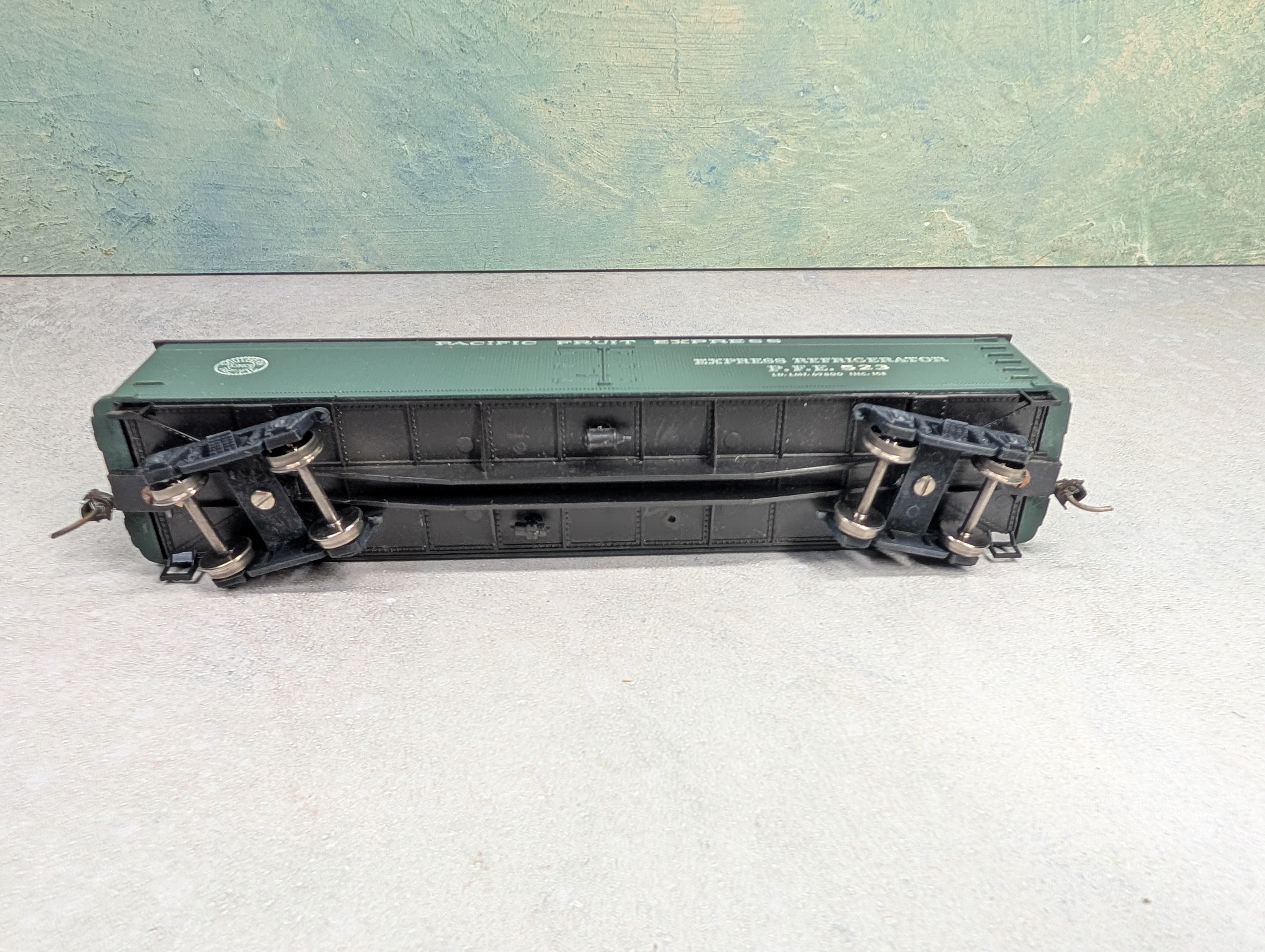 USED Roundhouse HO Scale 50' Express Reefer Pacific Fruit Express PFE #523