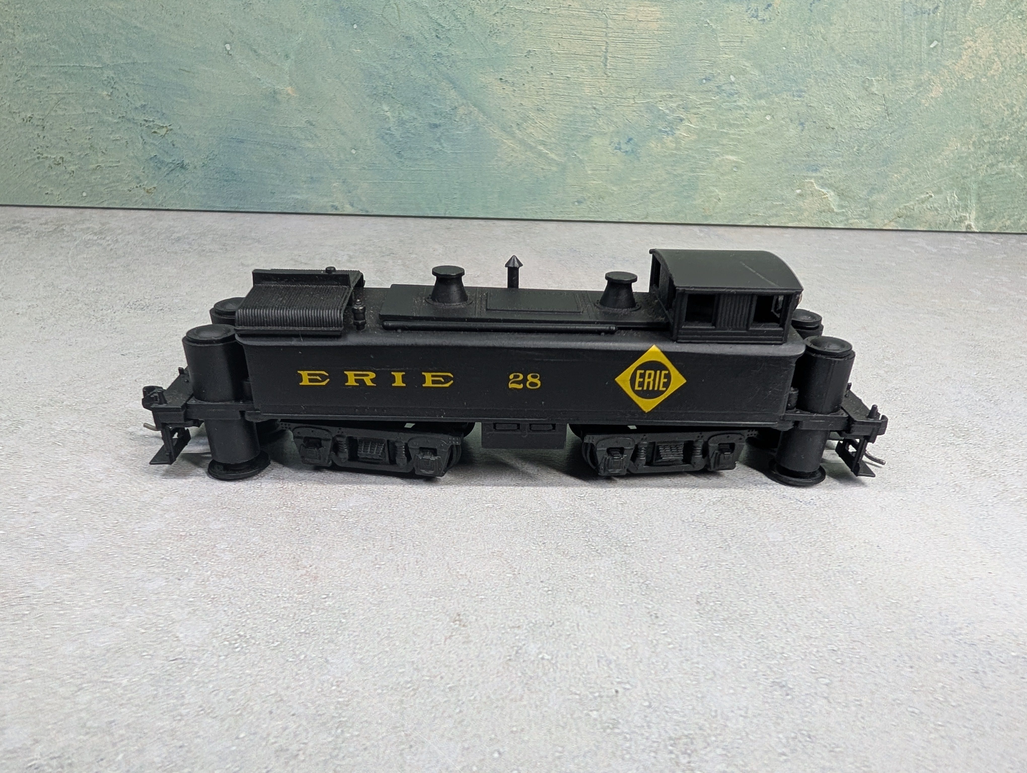USED Roundhouse 2796 HO Scale Non-Powered Track Cleaner Erie #28