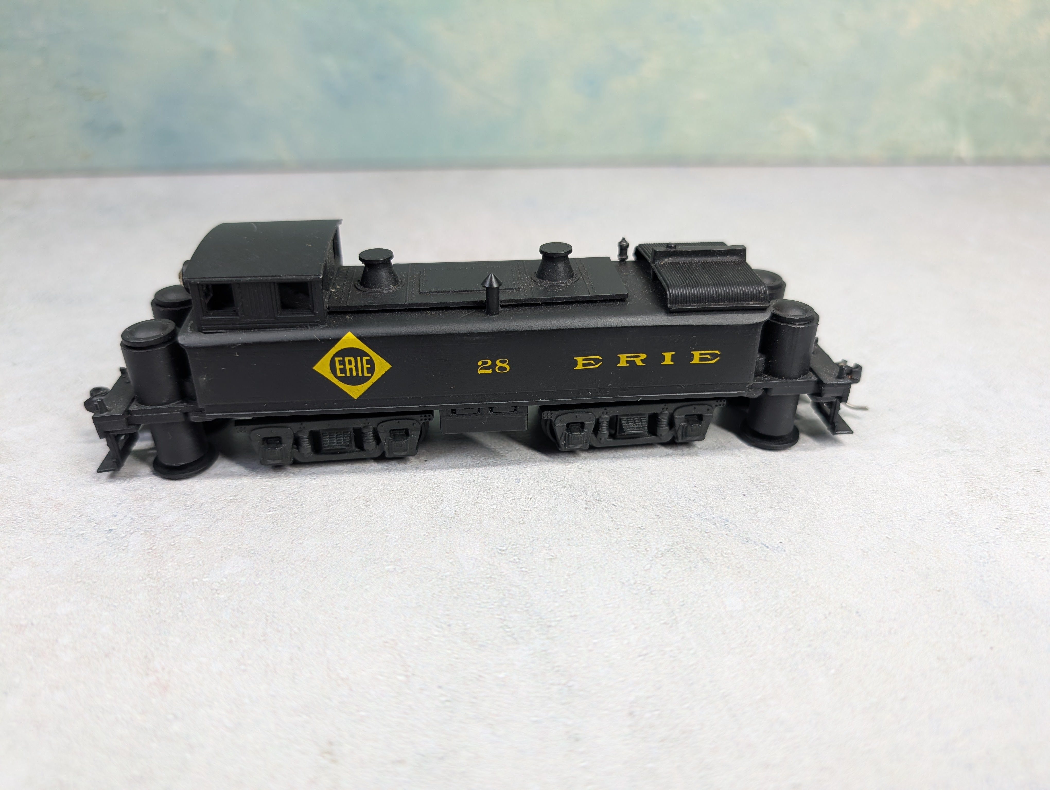 USED Roundhouse 2796 HO Scale Non-Powered Track Cleaner Erie #28