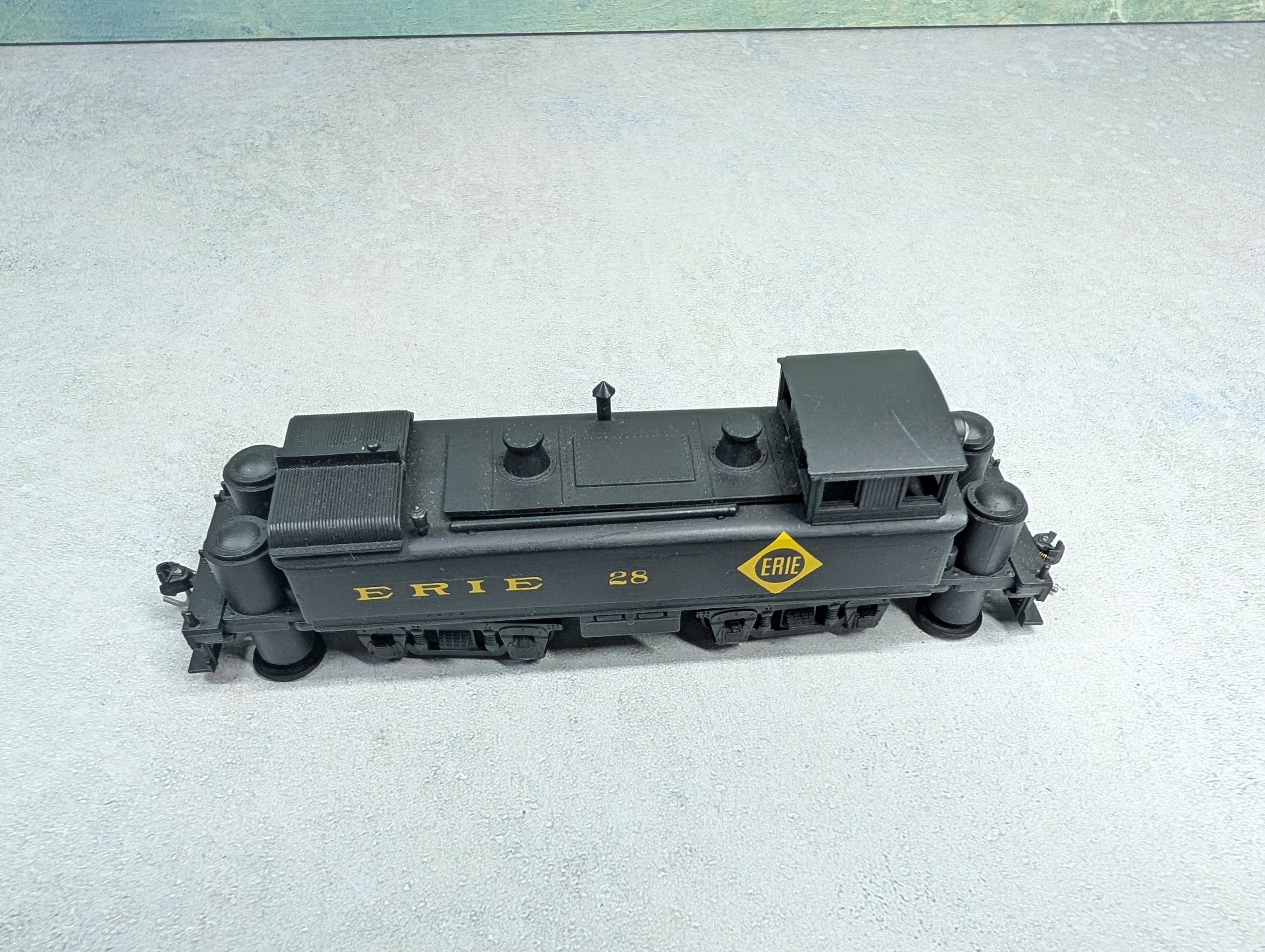 USED Roundhouse 2796 HO Scale Non-Powered Track Cleaner Erie #28