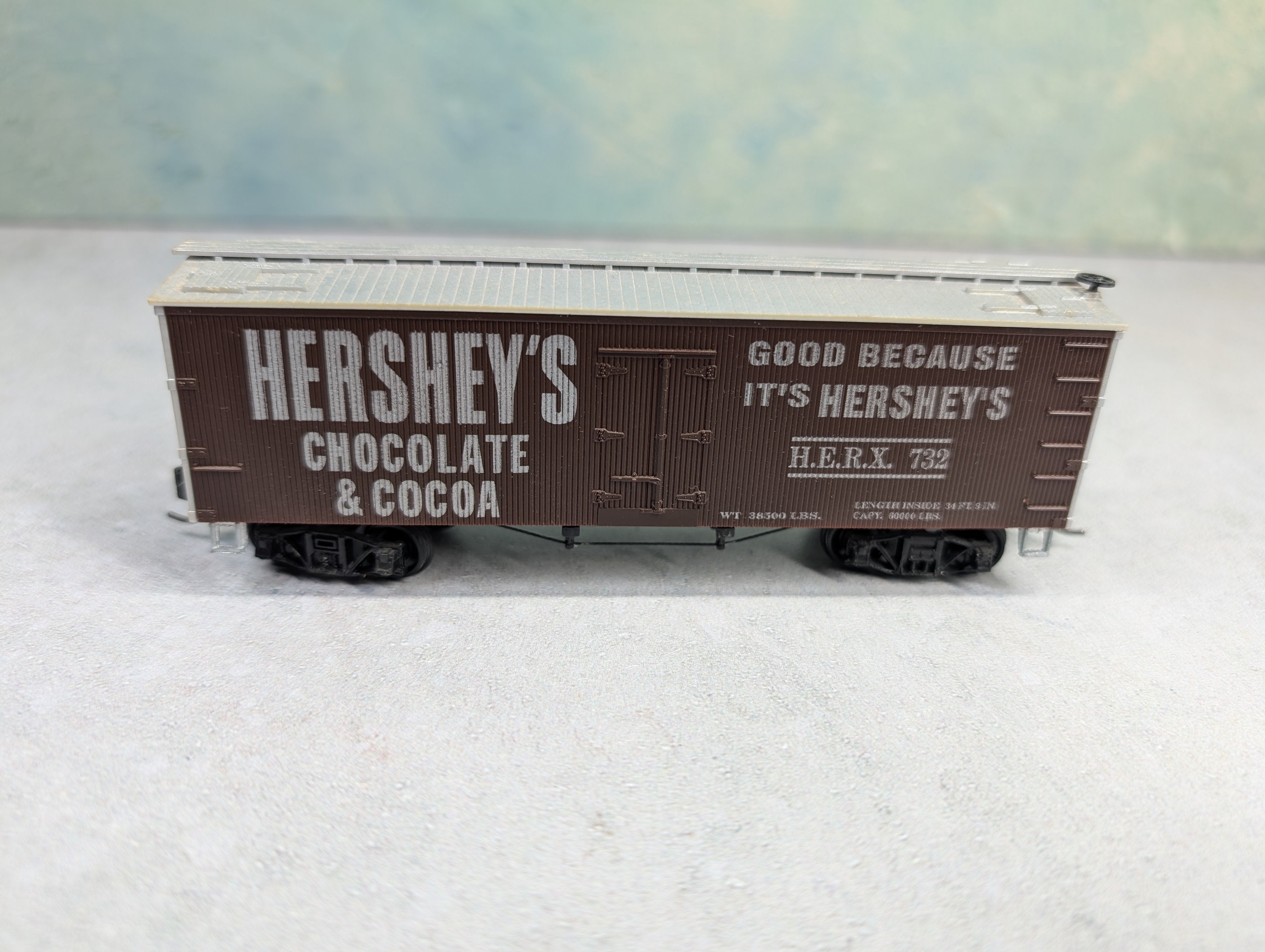 USED Roundhouse 3082 HO Scale 36' Old Time Reefer Box Car Hershey's HERX #732