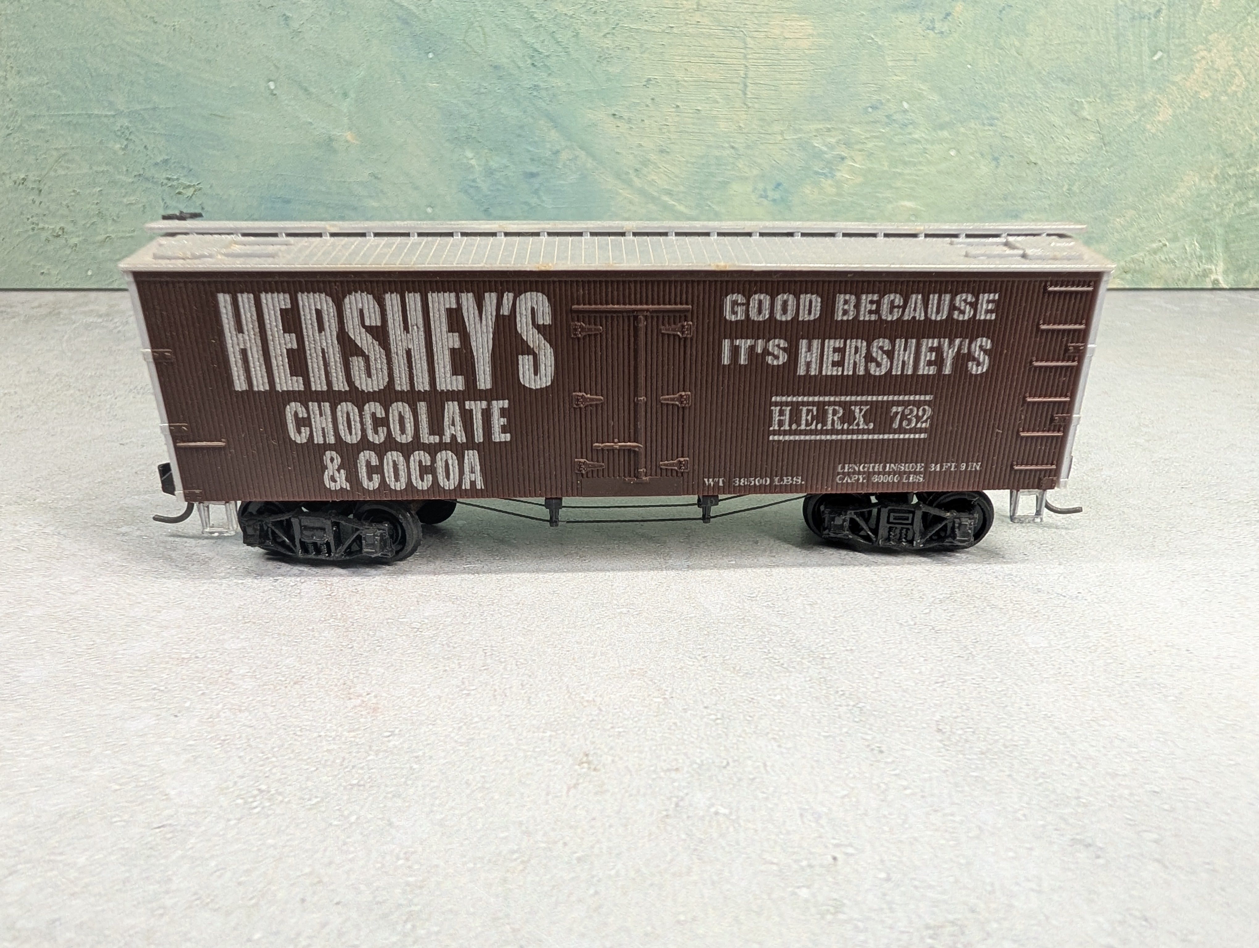 USED Roundhouse 3082 HO Scale 36' Old Time Reefer Box Car Hershey's HERX #732