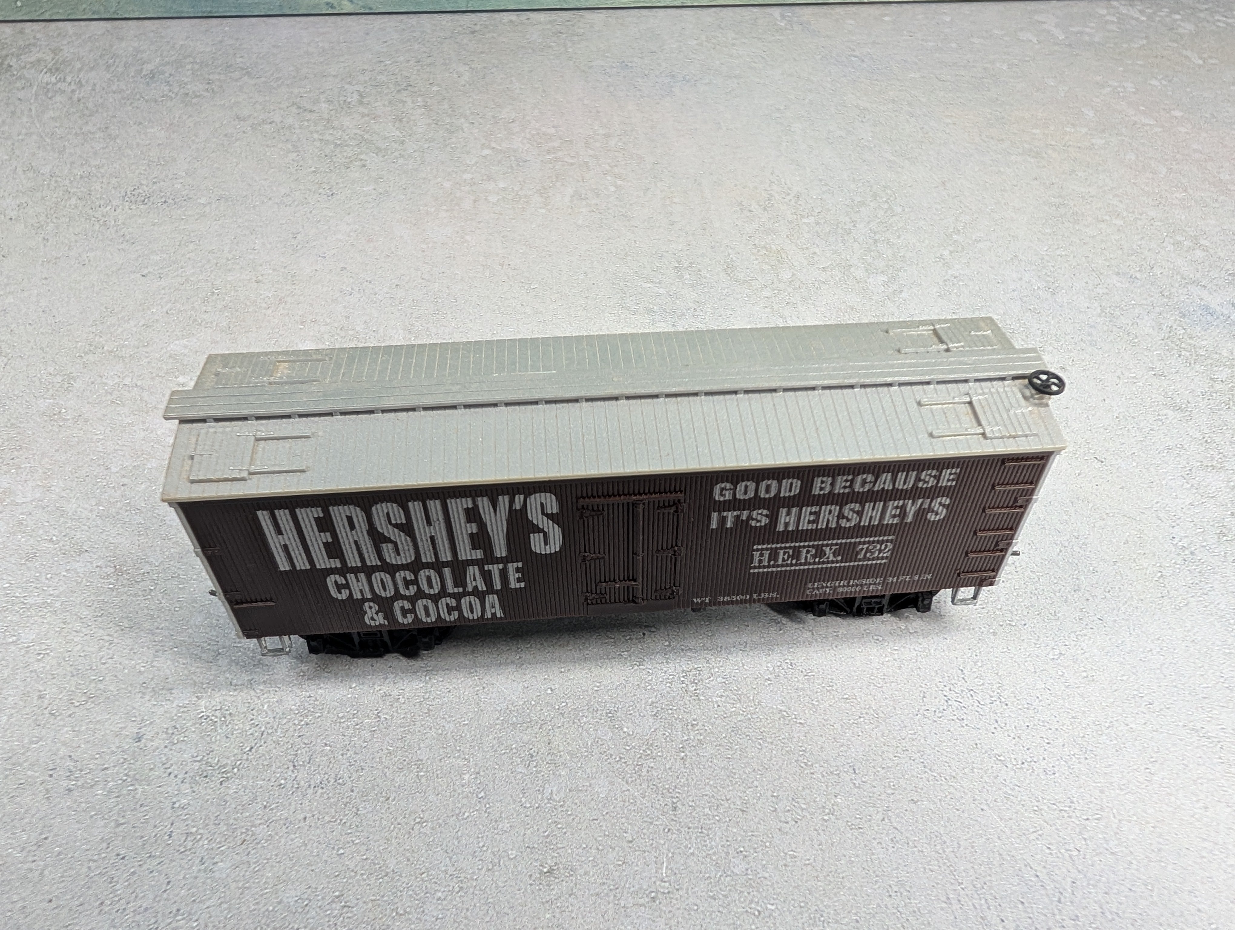 USED Roundhouse 3082 HO Scale 36' Old Time Reefer Box Car Hershey's HERX #732