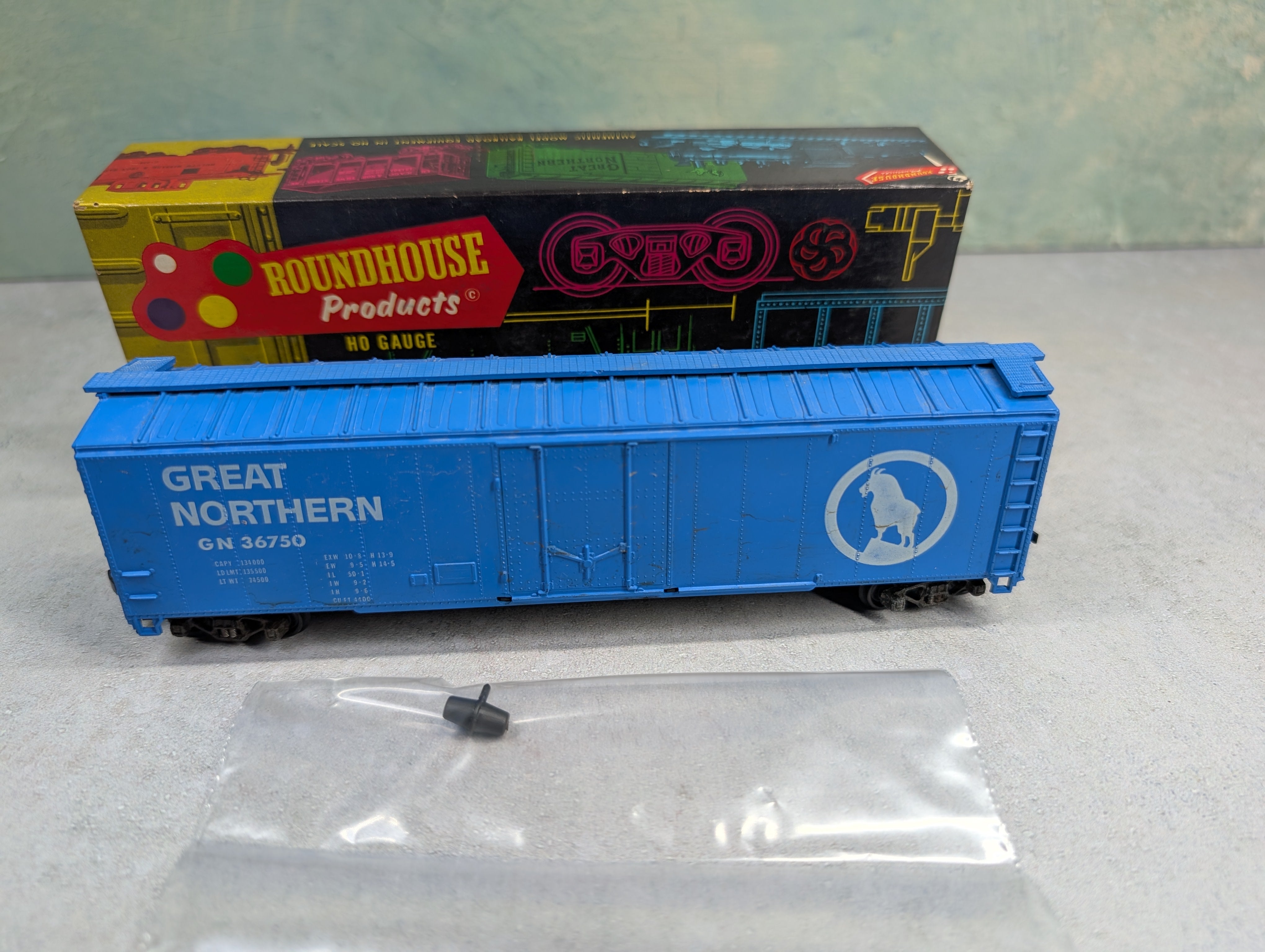 USED Roundhouse HO Scale 50' Plug Door Box Car Great Northern GN #36750