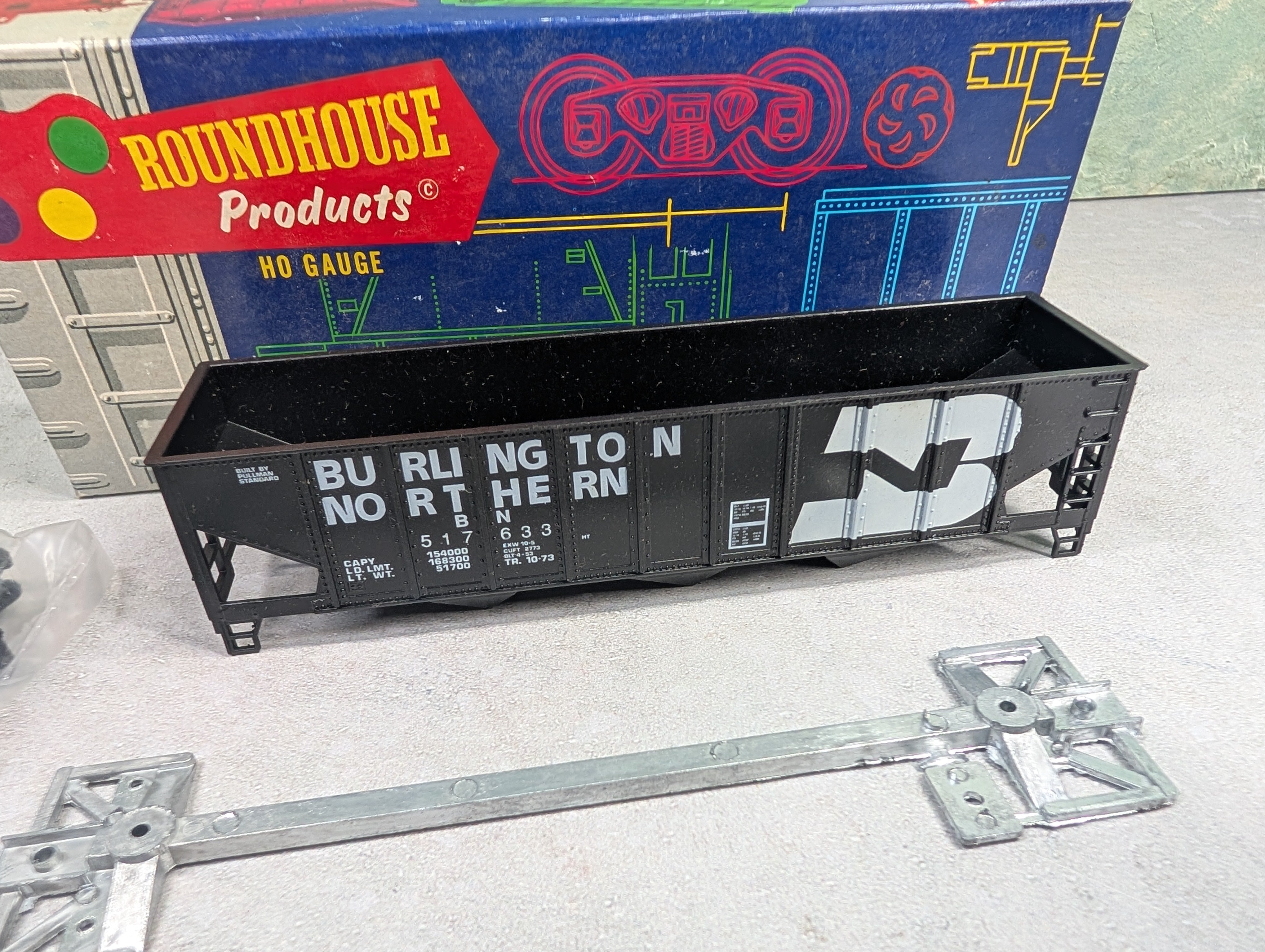 USED Roundhouse 1498 HO Scale 3-Bay Rib Side Hopper Burlington Northern BN #517633 KIT