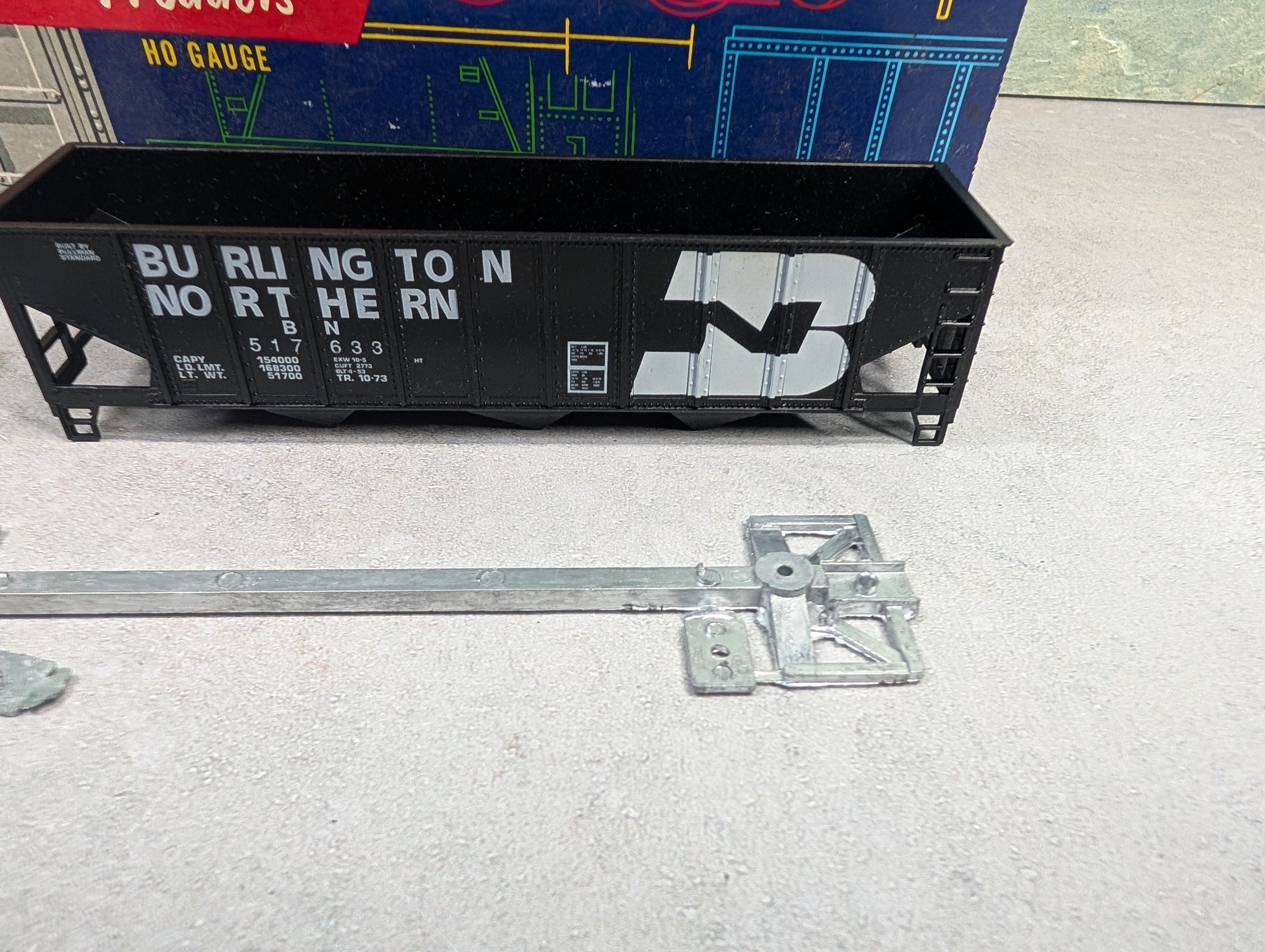 USED Roundhouse 1498 HO Scale 3-Bay Rib Side Hopper Burlington Northern BN #517633 KIT