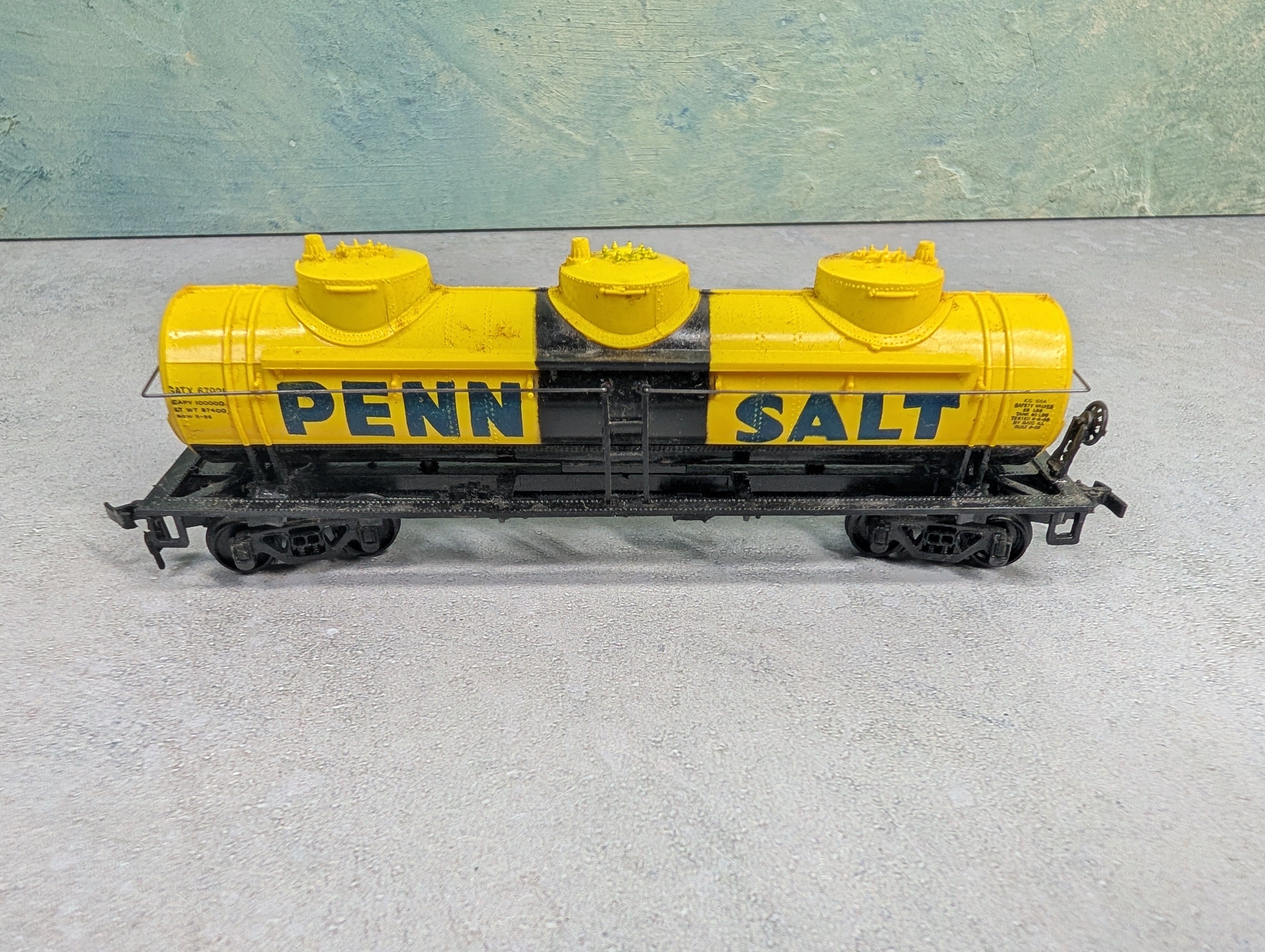 USED Bachmann HO Scale 3 Dome Tank Car Penn Salt GATX #67925