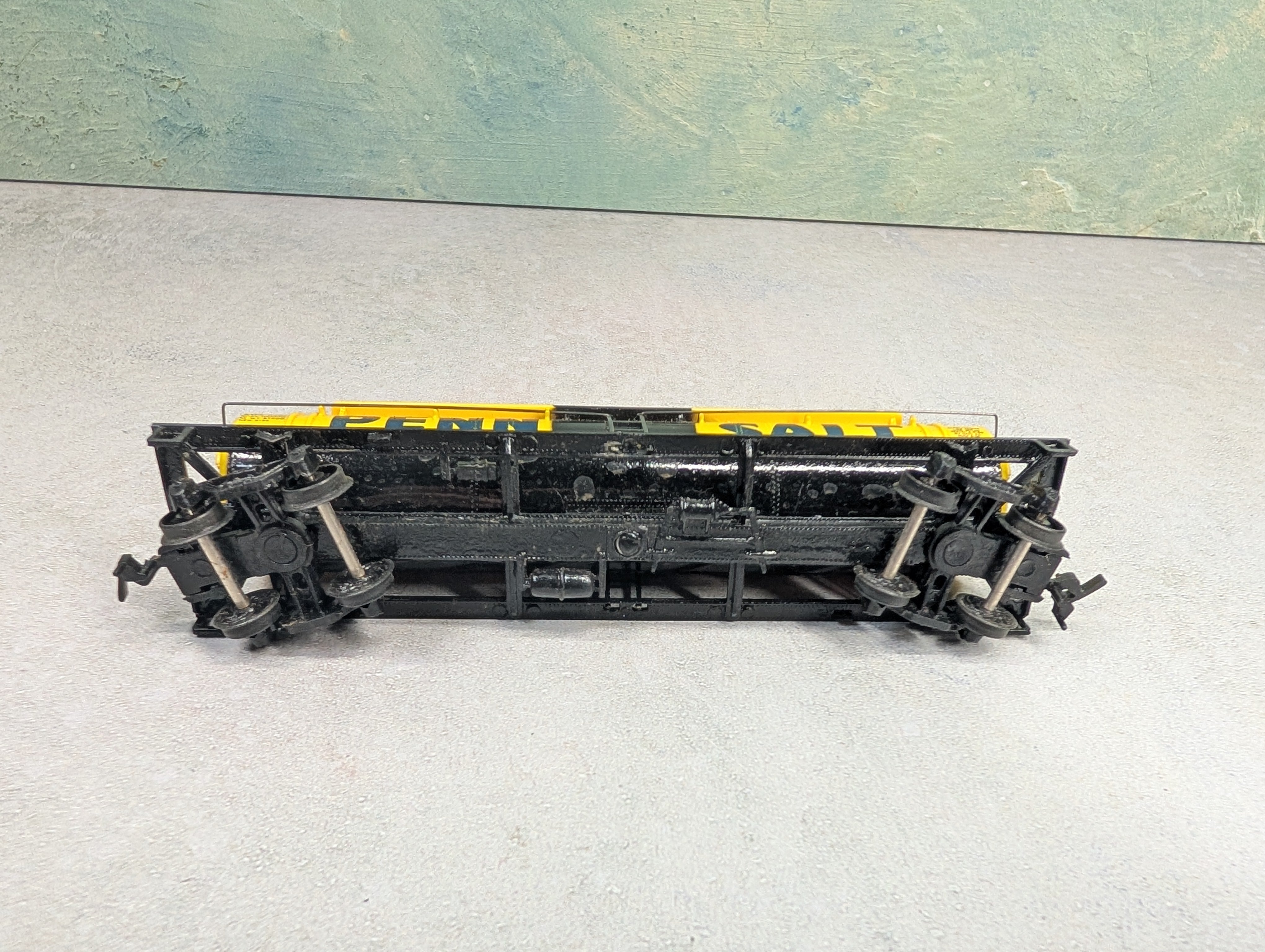 USED Bachmann HO Scale 3 Dome Tank Car Penn Salt GATX #67925