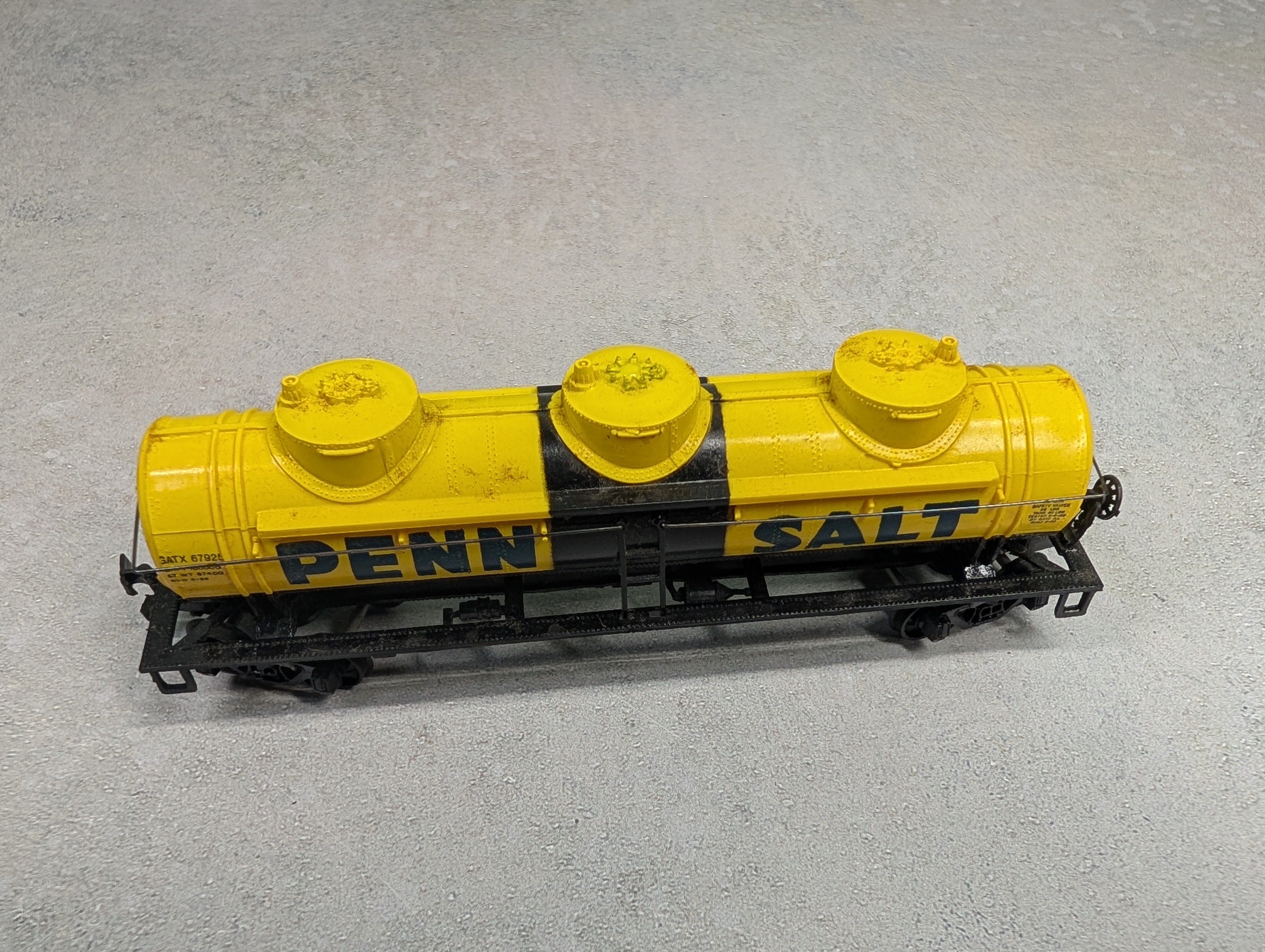 USED Bachmann HO Scale 3 Dome Tank Car Penn Salt GATX #67925