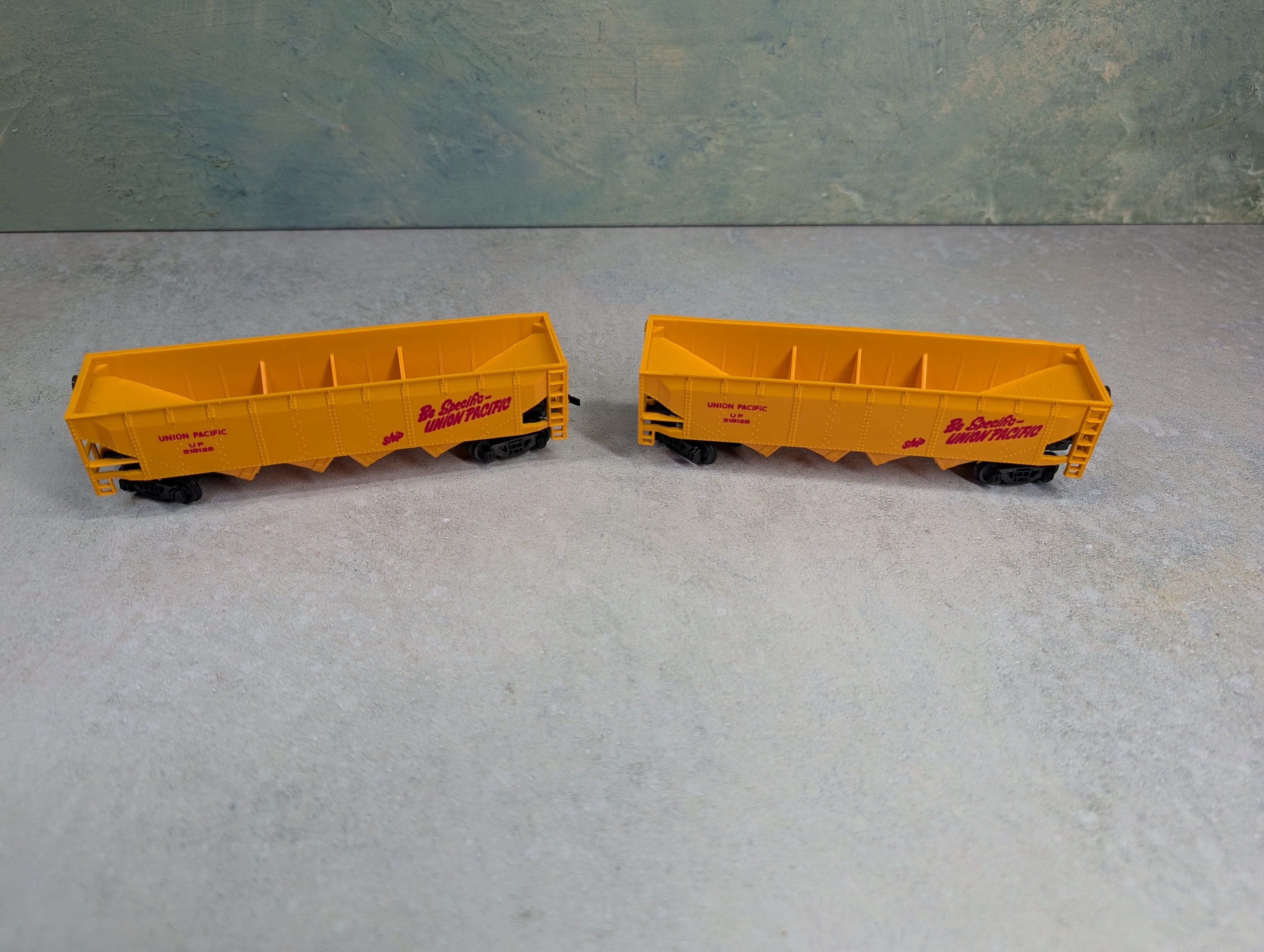 USED Bachmann HO Scale Lot of Quad Hoppers Union Pacific #518125 (2 pcs)