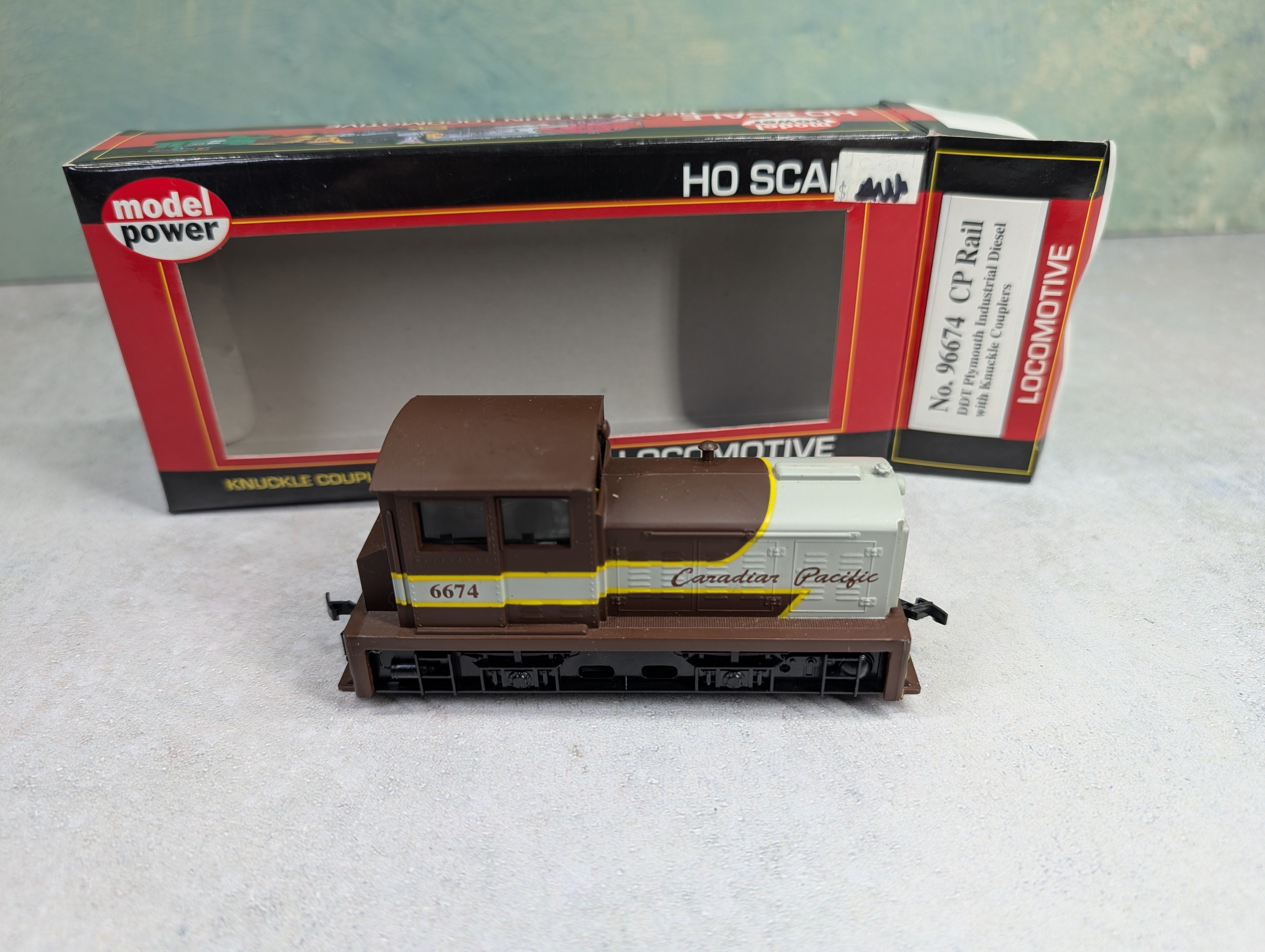 USED Model Power 96674 HO Scale DDT Plymouth Industrial Diesel Locomotive Canadian Pacific #6674 Runs DC