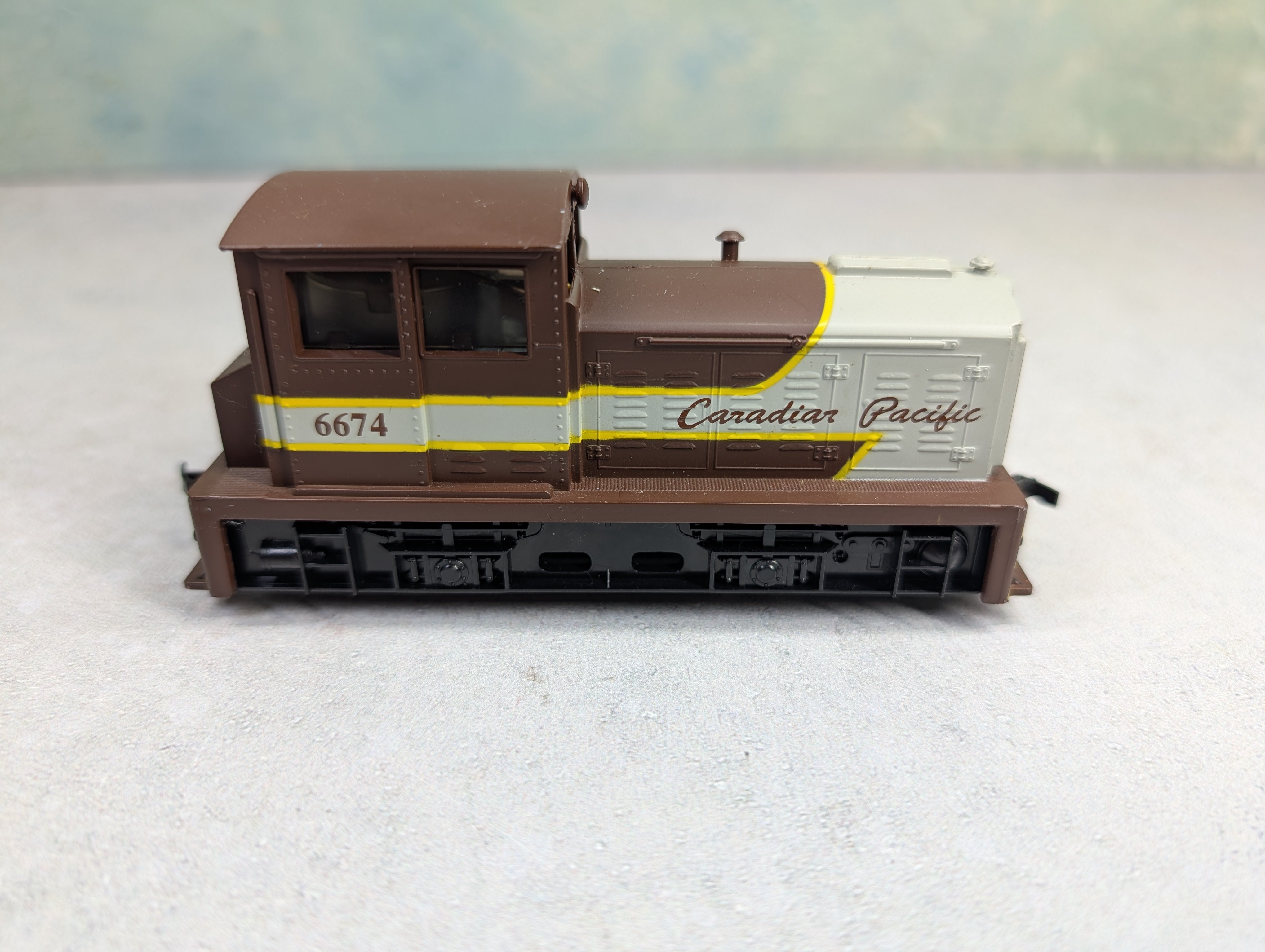 USED Model Power 96674 HO Scale DDT Plymouth Industrial Diesel Locomotive Canadian Pacific #6674 Runs DC