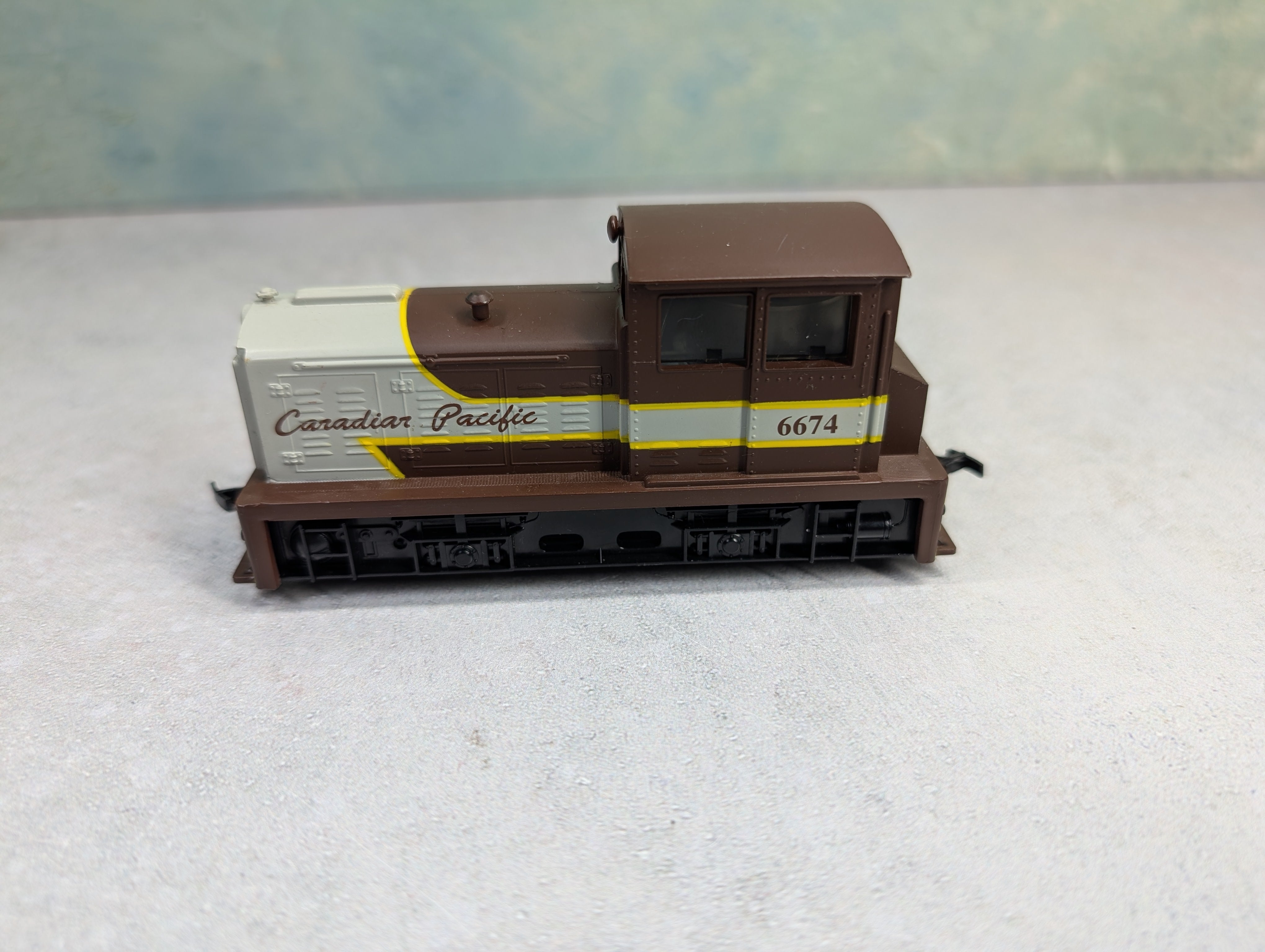 USED Model Power 96674 HO Scale DDT Plymouth Industrial Diesel Locomotive Canadian Pacific #6674 Runs DC