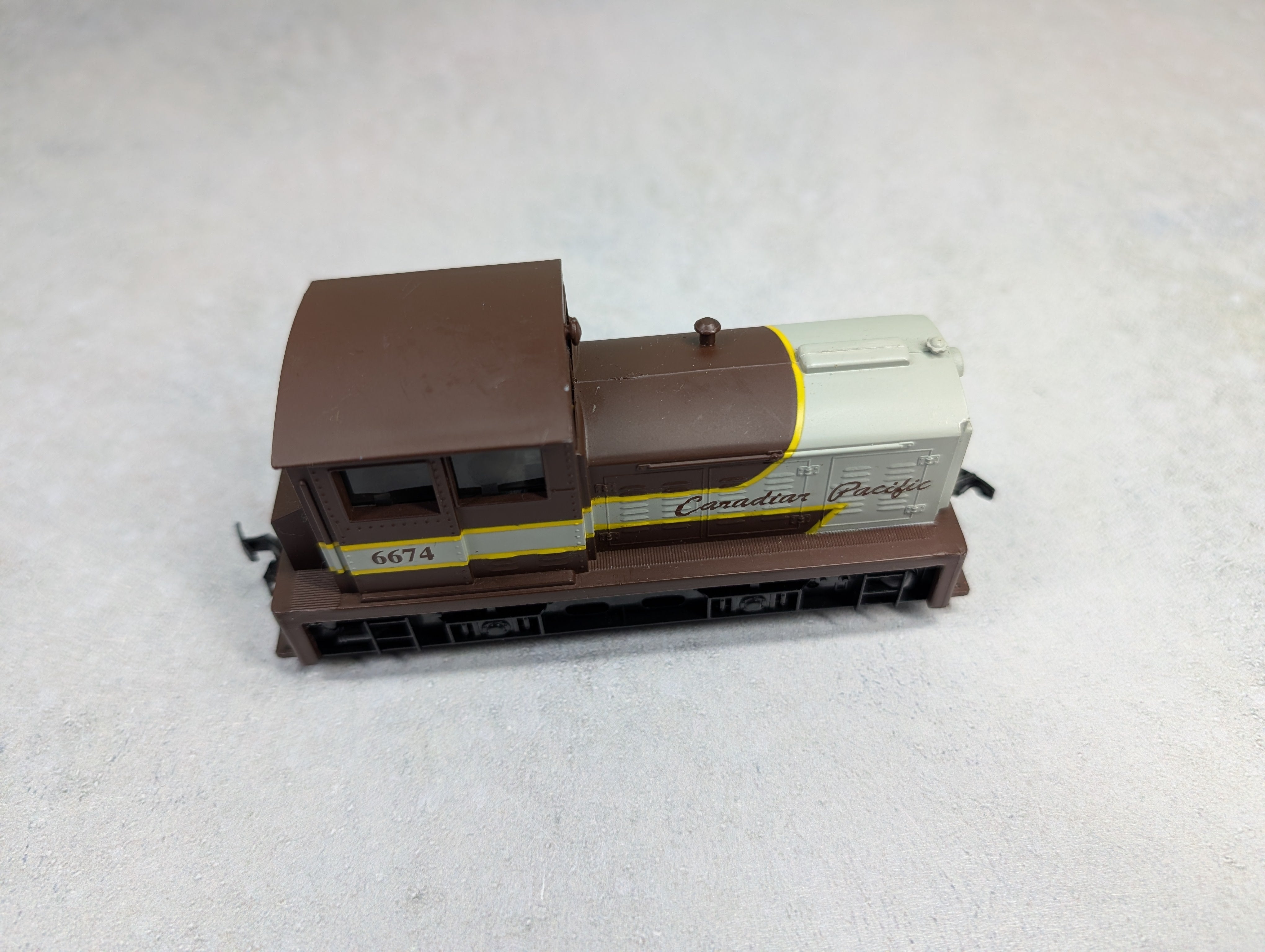 USED Model Power 96674 HO Scale DDT Plymouth Industrial Diesel Locomotive Canadian Pacific #6674 Runs DC