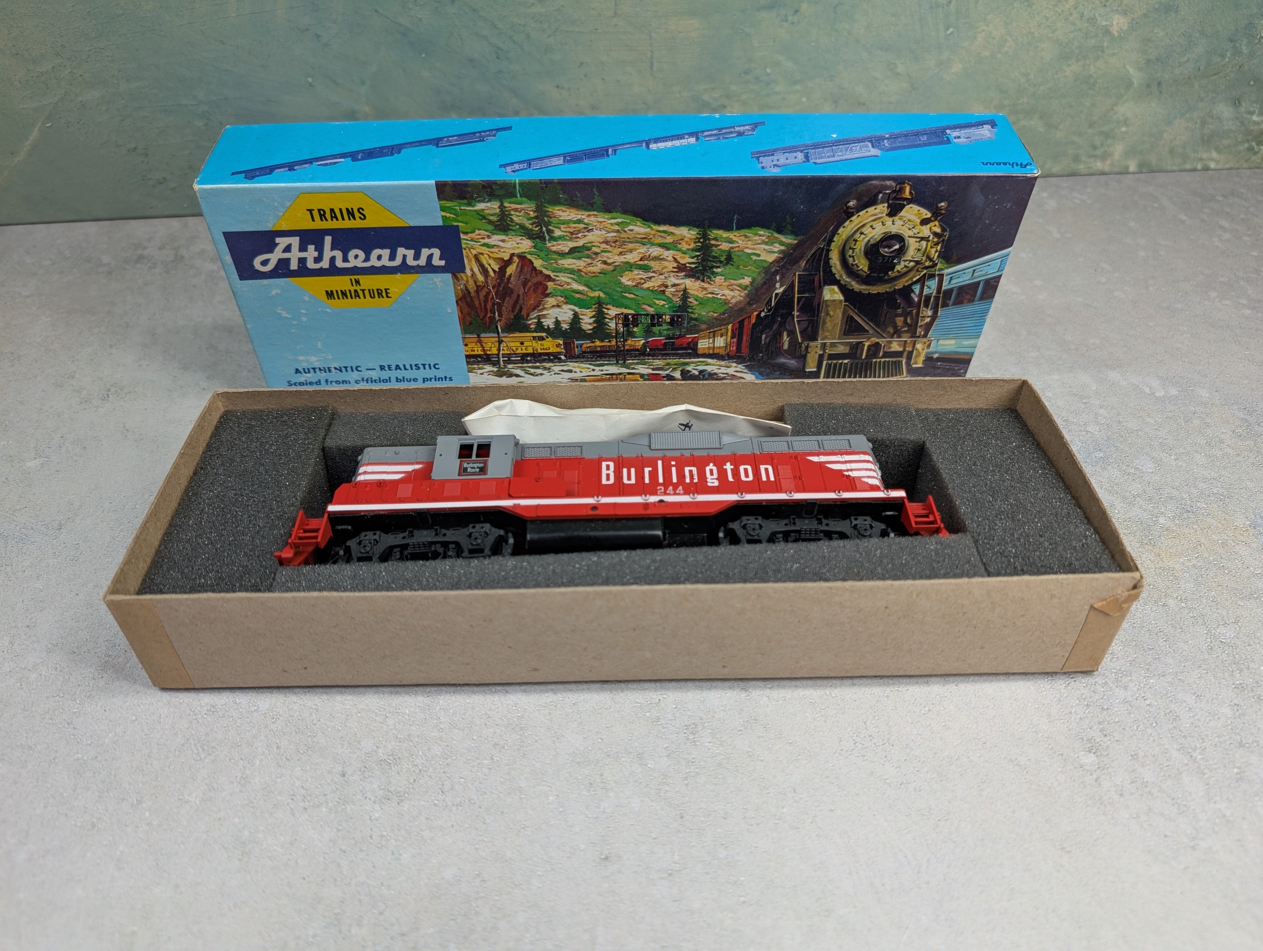 USED Athearn HO Scale GP-9 High Nose Diesel Locomotive Burlington #244 Unpowered