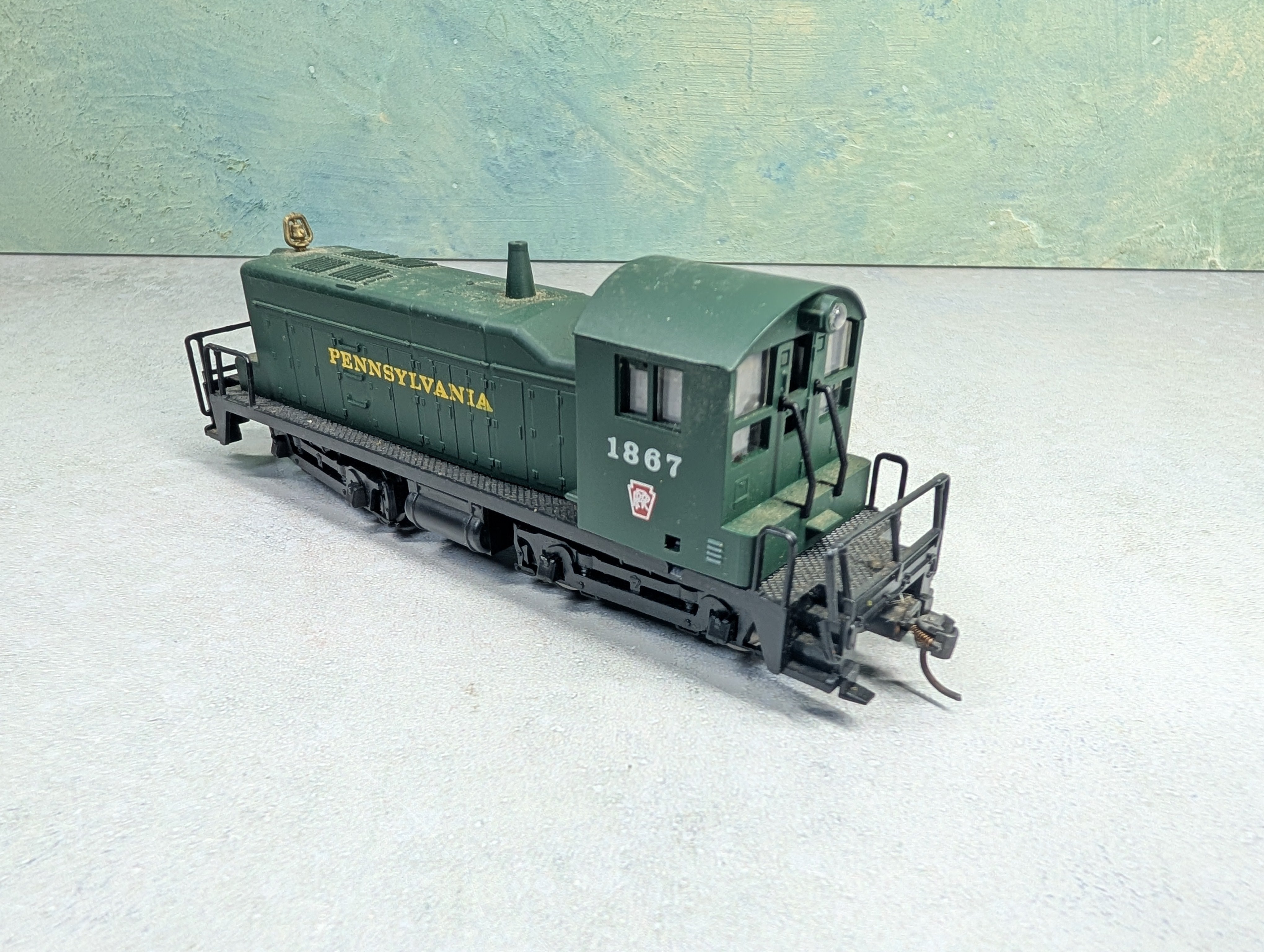 USED AHM HO Scale SW-1 Switcher Diesel Locomotive Pennsylvania #1867 Runs DC
