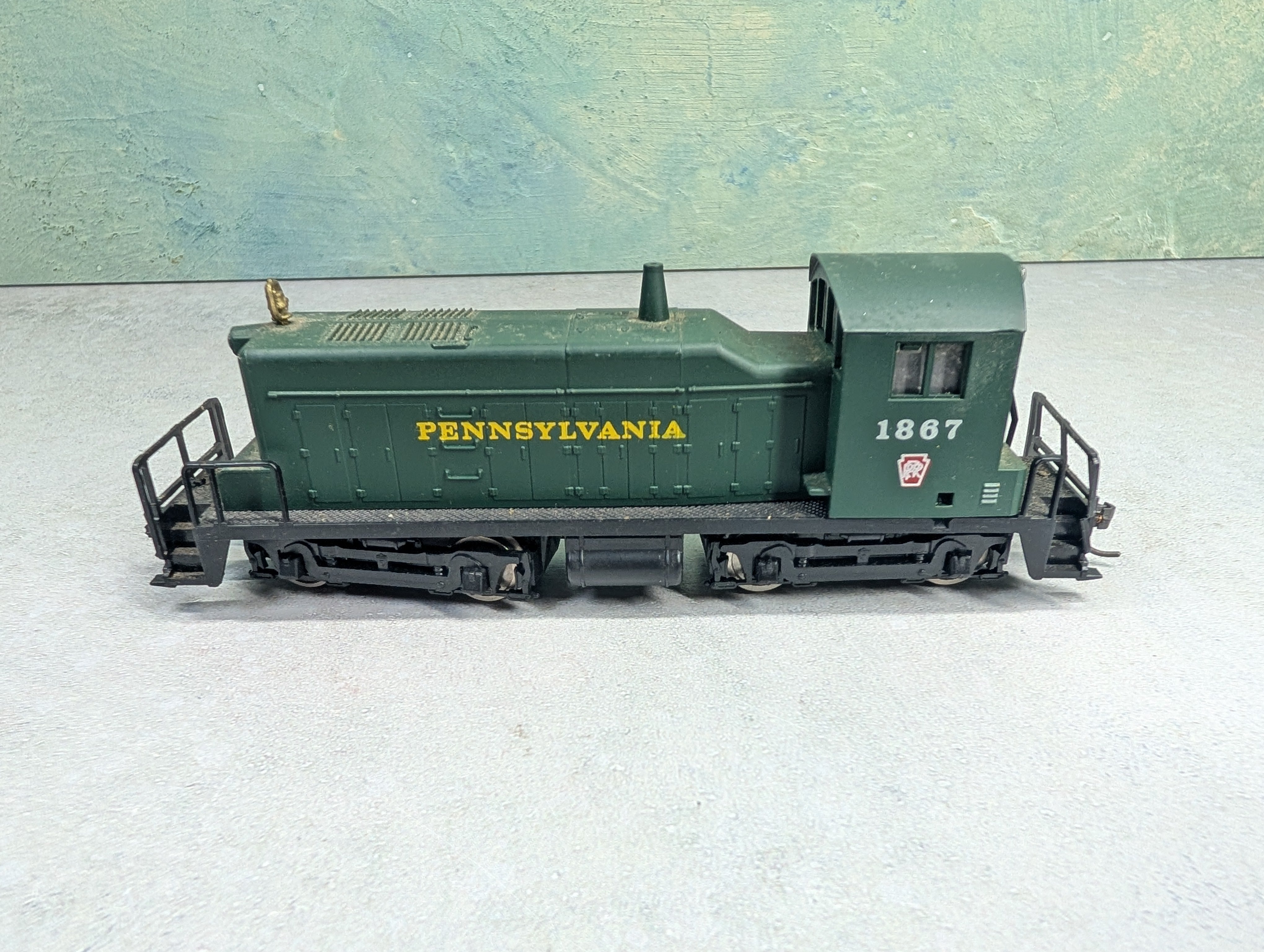 USED AHM HO Scale SW-1 Switcher Diesel Locomotive Pennsylvania #1867 Runs DC