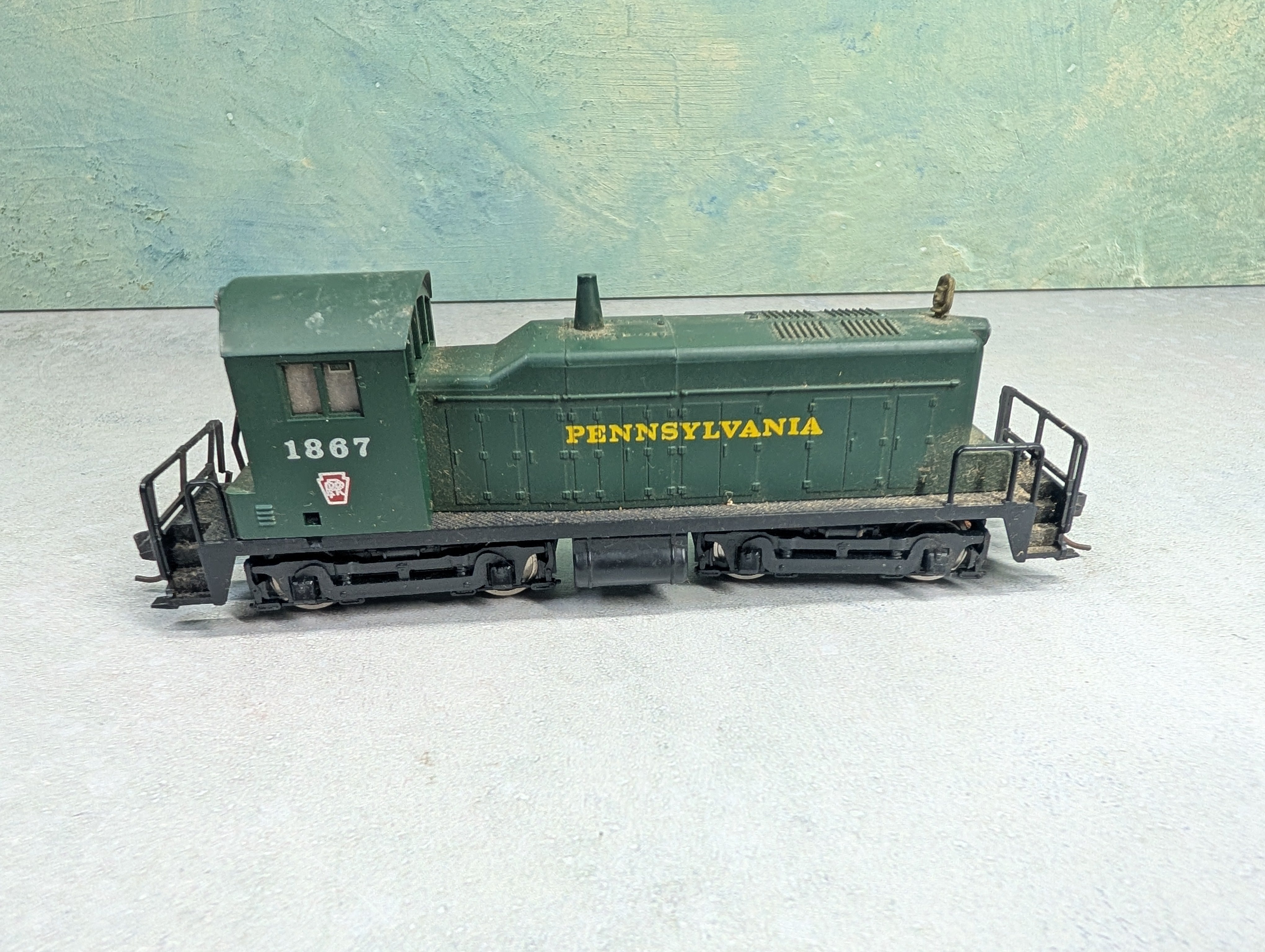 USED AHM HO Scale SW-1 Switcher Diesel Locomotive Pennsylvania #1867 Runs DC