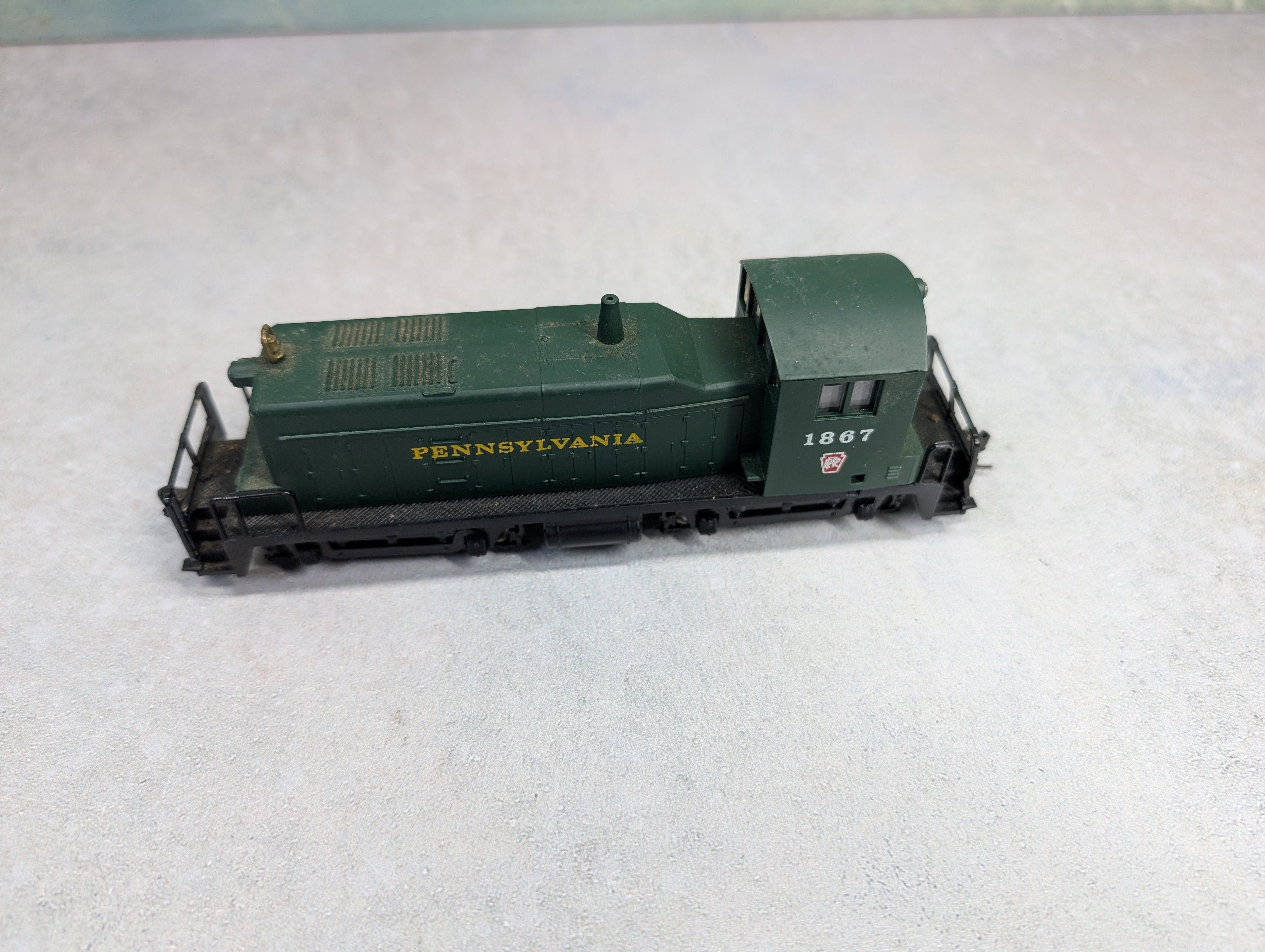 USED AHM HO Scale SW-1 Switcher Diesel Locomotive Pennsylvania #1867 Runs DC