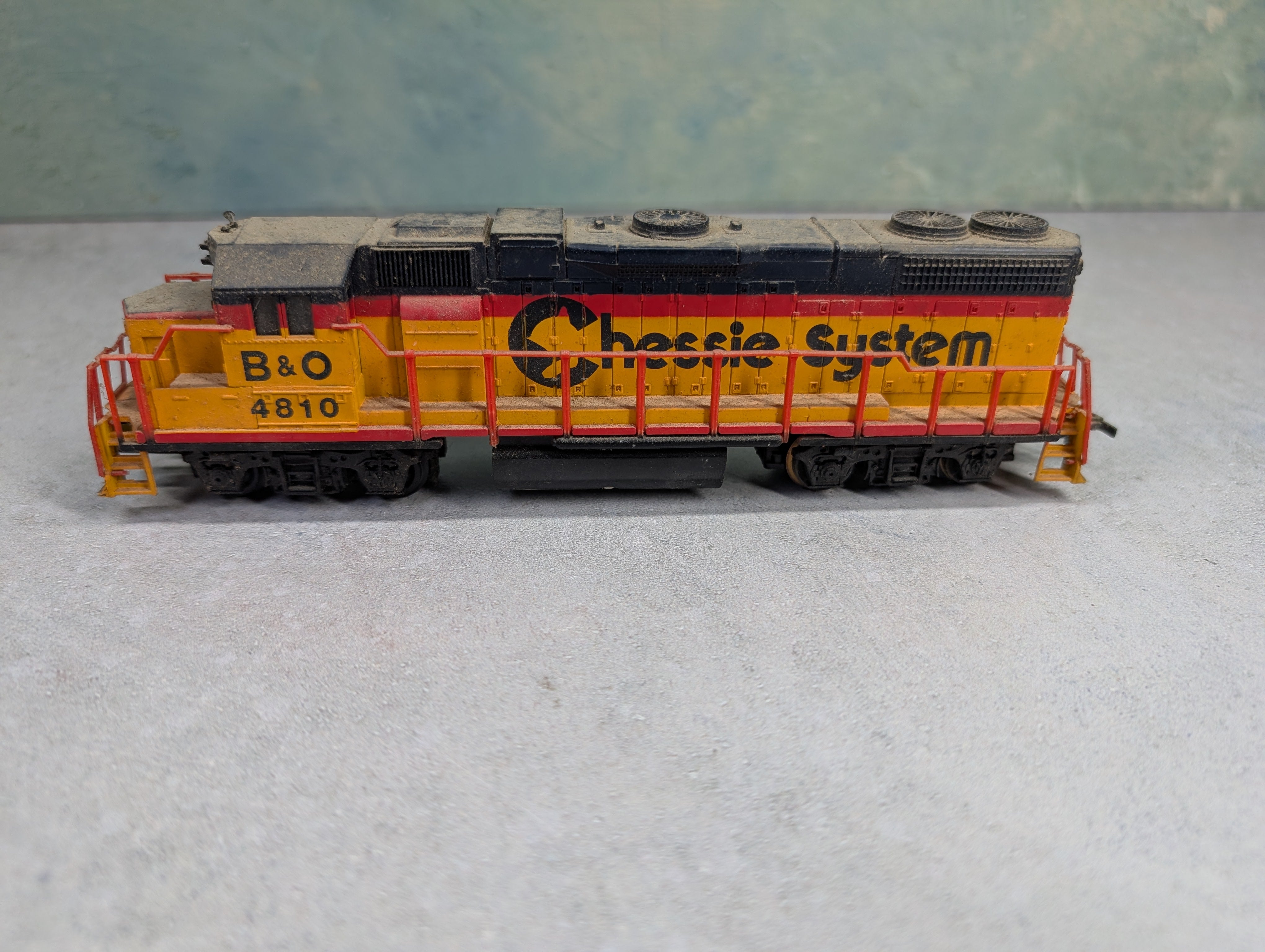 USED Life-Like HO Scale GP-38 Diesel Locomotive Chessie System B&O #4810 Runs DC