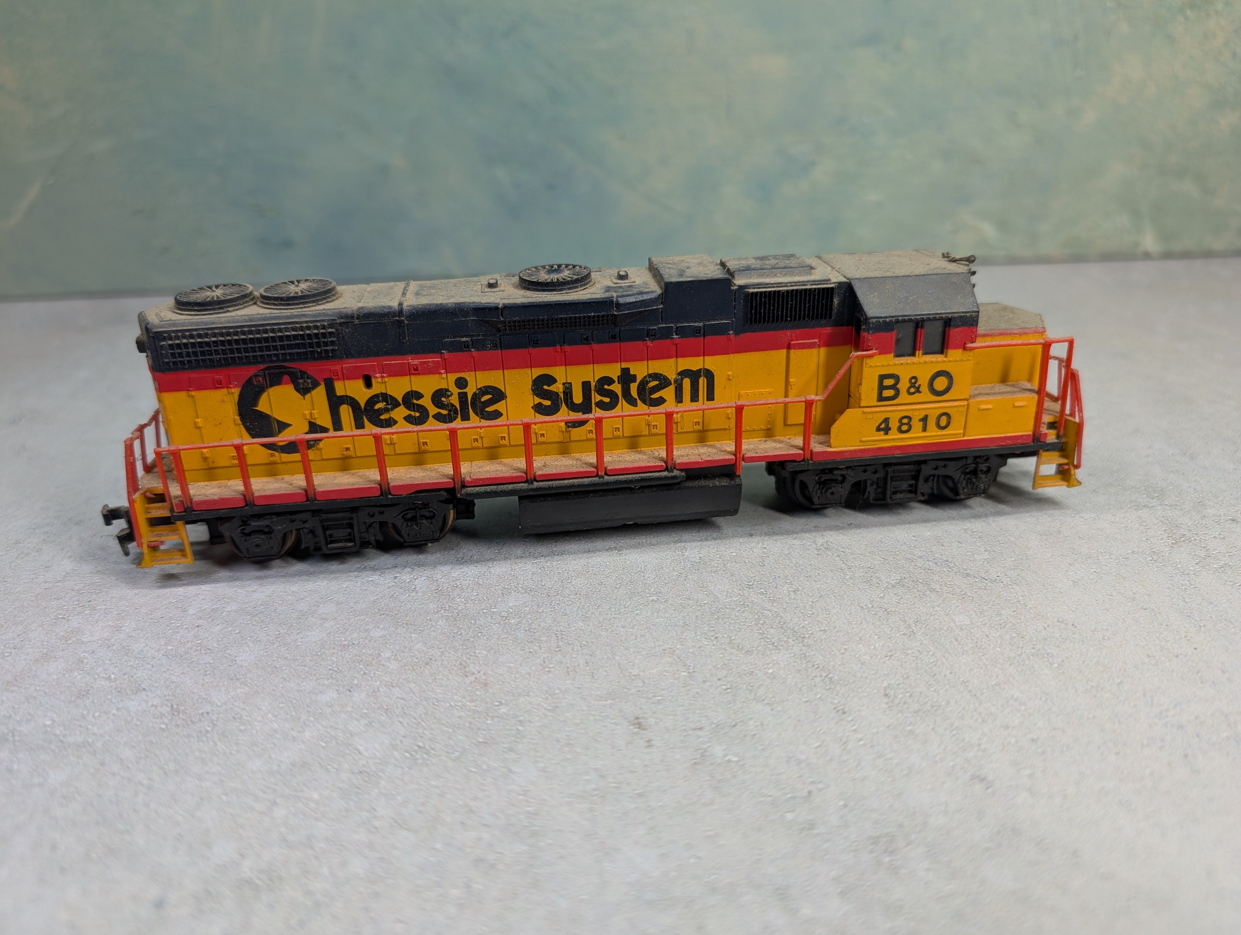 USED Life-Like HO Scale GP-38 Diesel Locomotive Chessie System B&O #4810 Runs DC