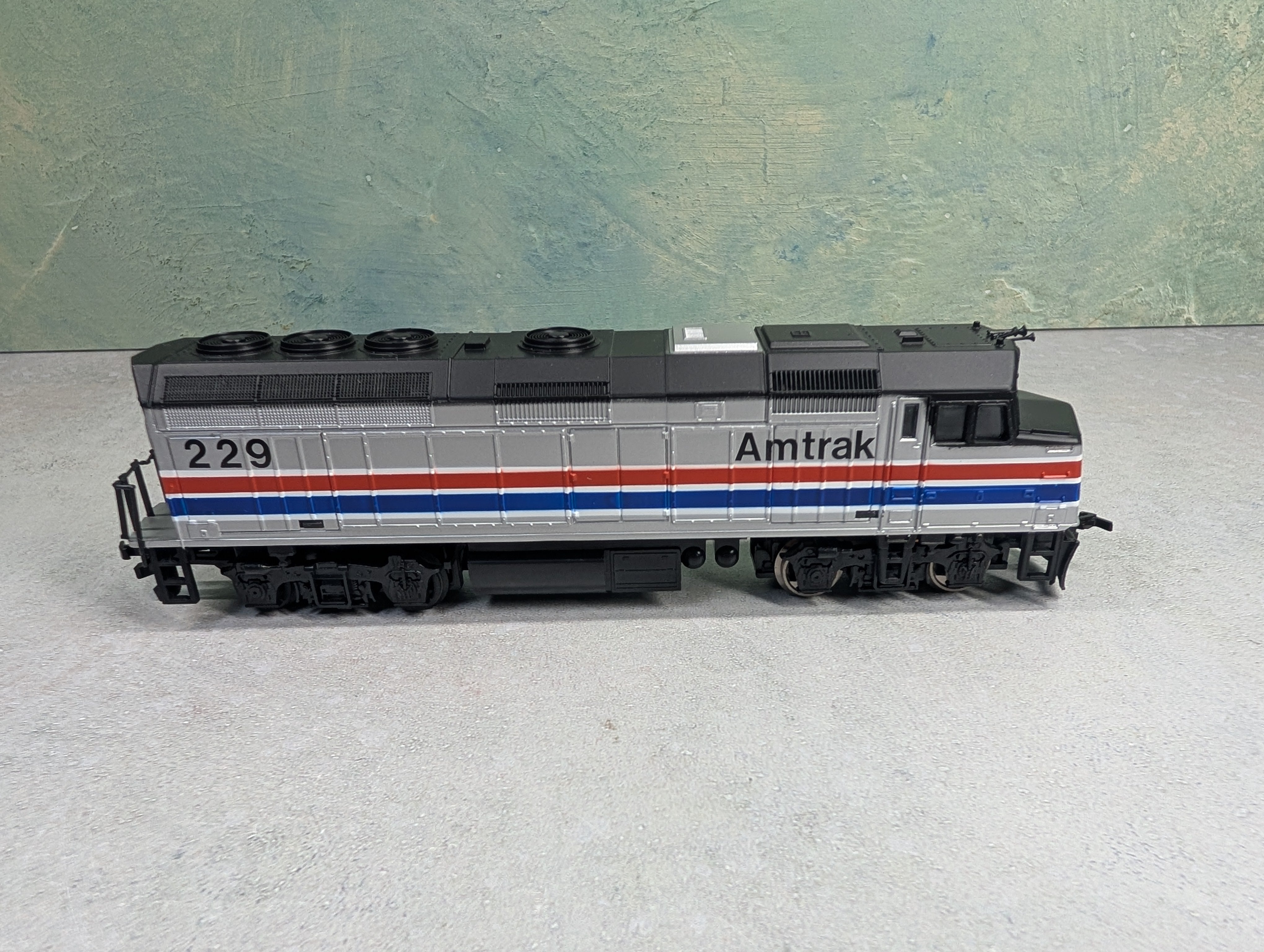 USED Life-Like 433-8241 HO Scale F40PH Diesel Locomotive Amtrak #229 Runs Great DC