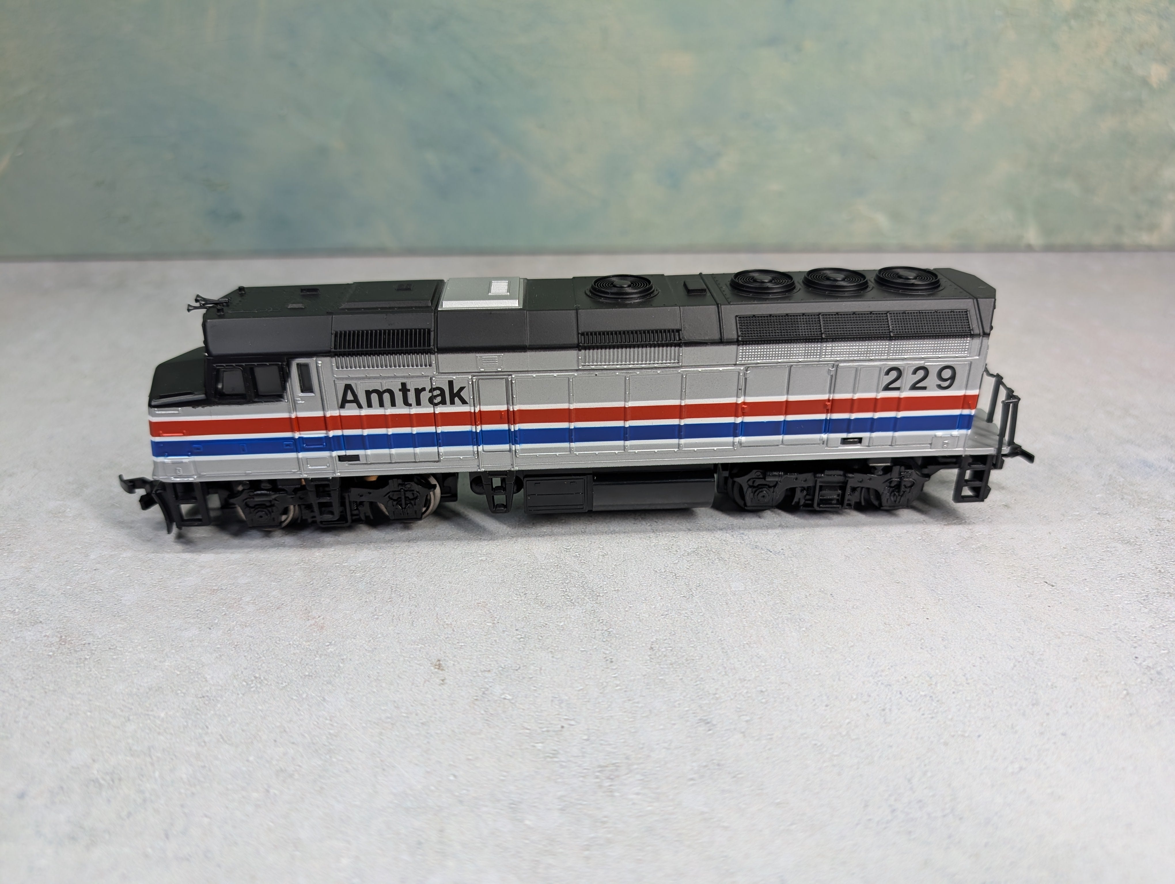 USED Life-Like 433-8241 HO Scale F40PH Diesel Locomotive Amtrak #229 Runs Great DC