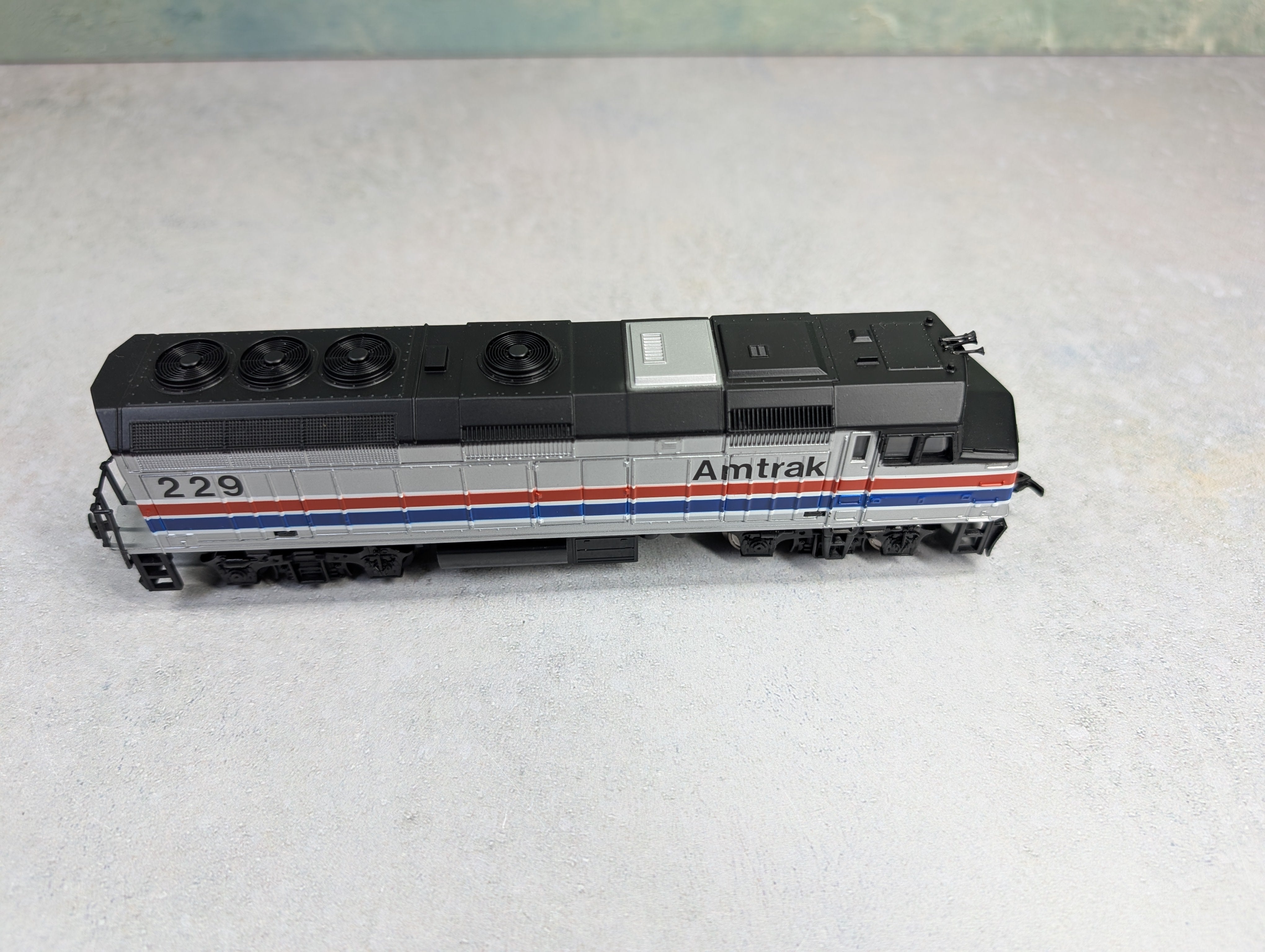 USED Life-Like 433-8241 HO Scale F40PH Diesel Locomotive Amtrak #229 Runs Great DC