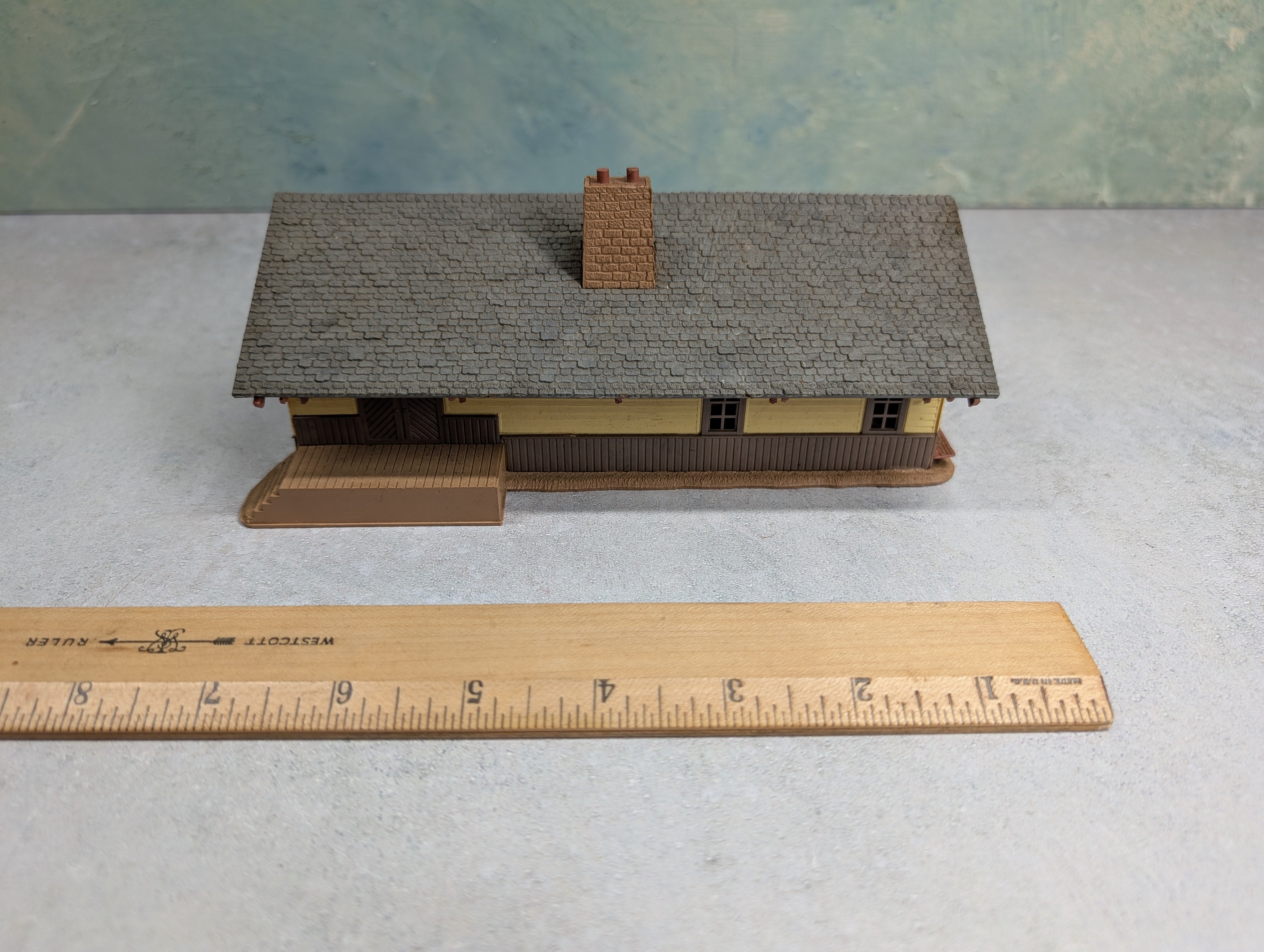 USED Pola HO Scale Railroad Station Building