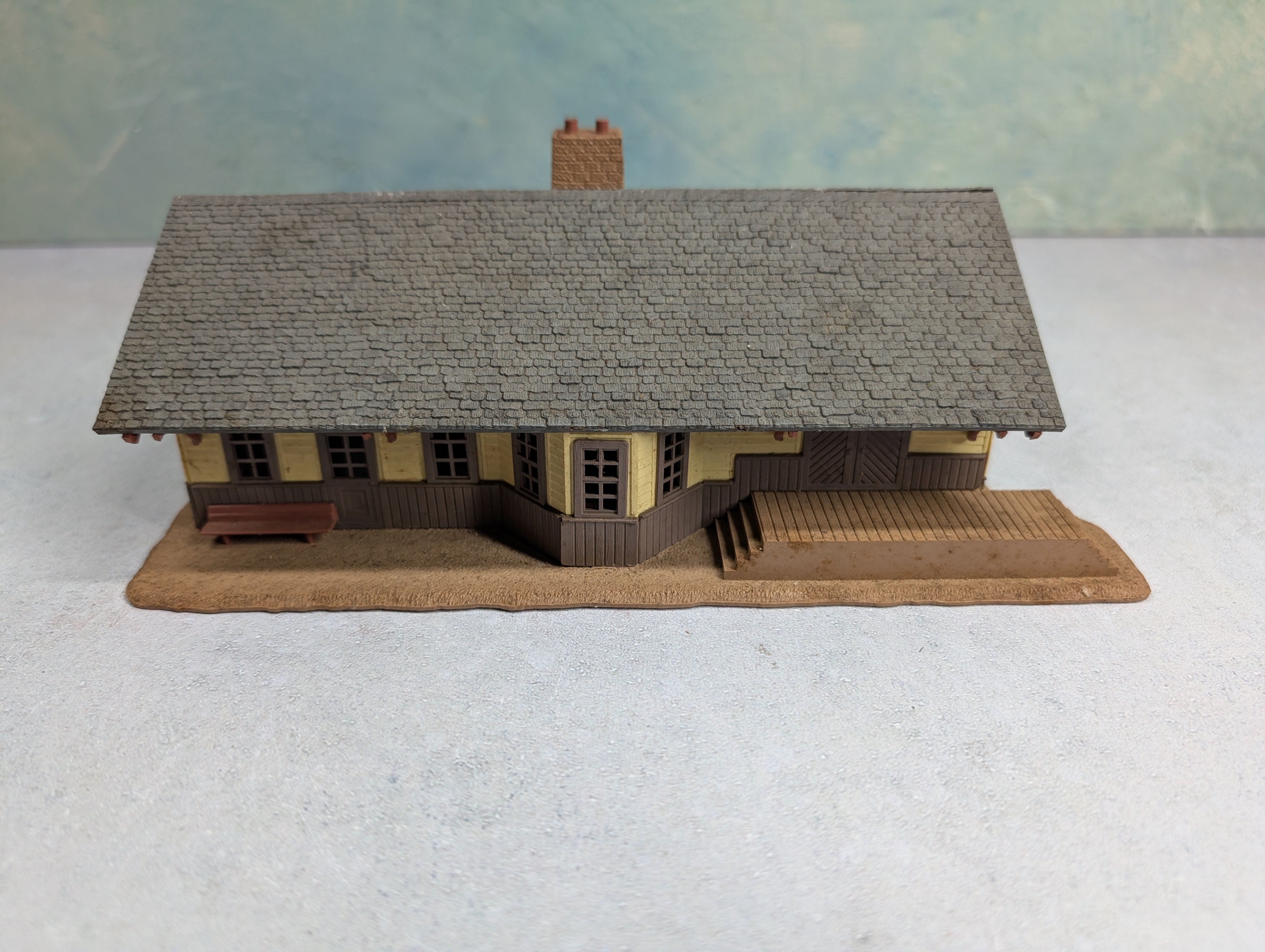 USED Pola HO Scale Railroad Station Building