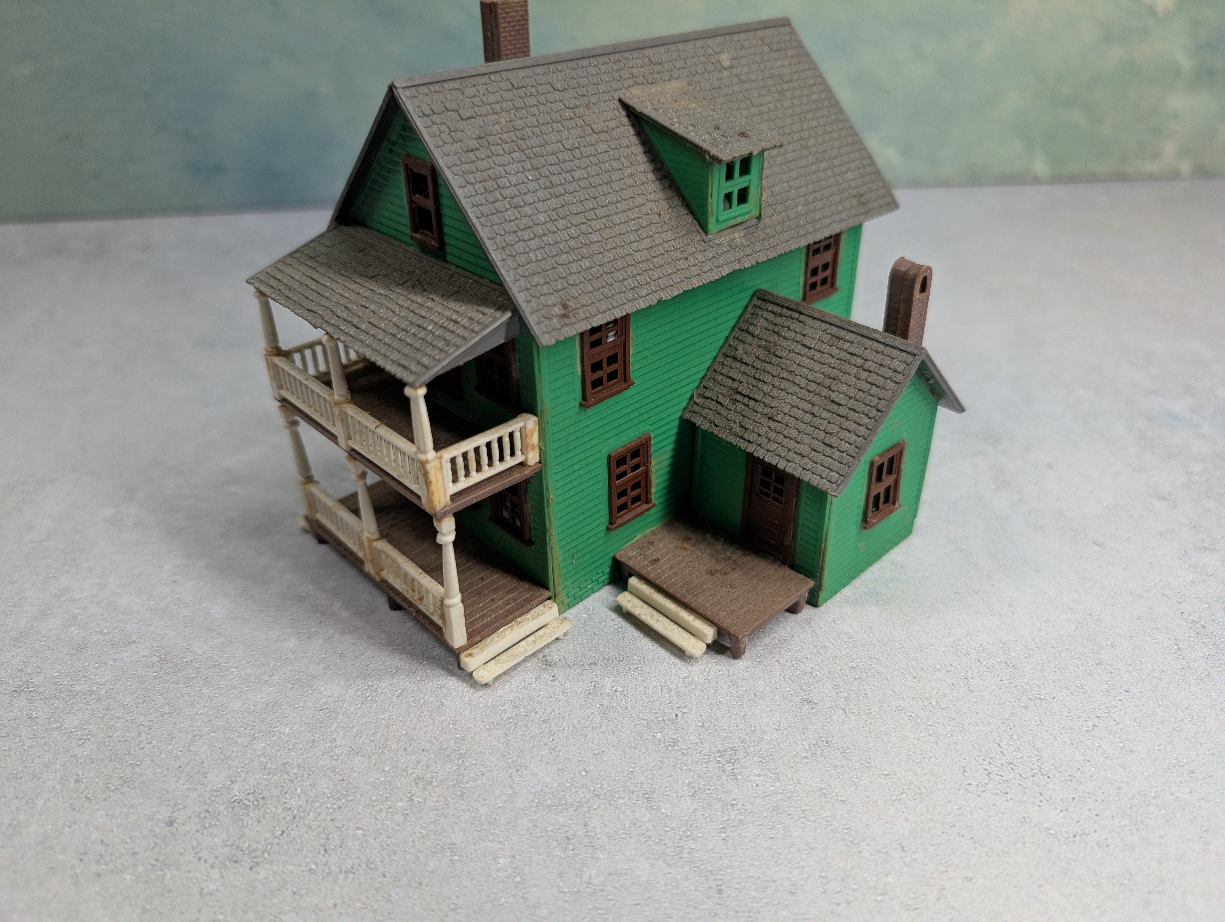 USED HO Scale Green Home
