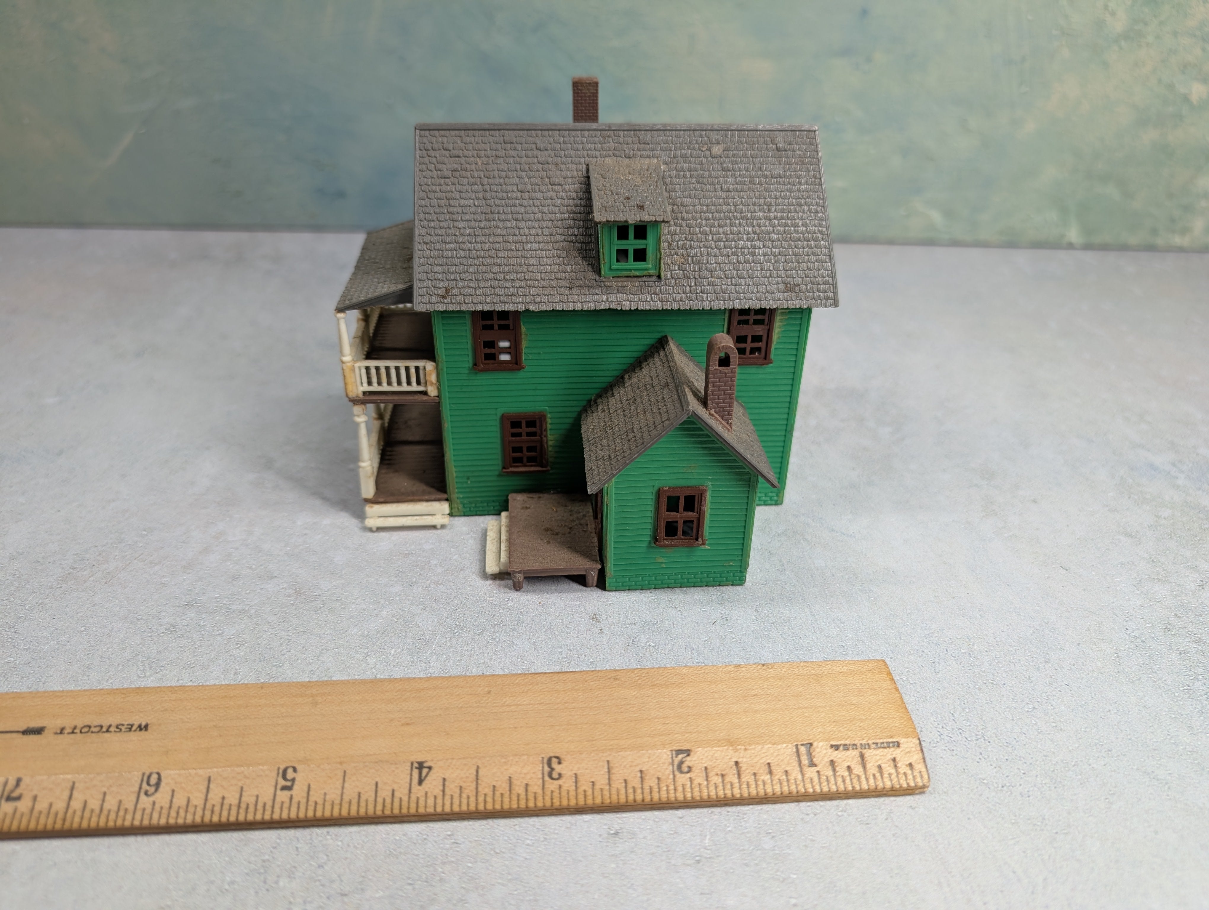 USED HO Scale Green Home