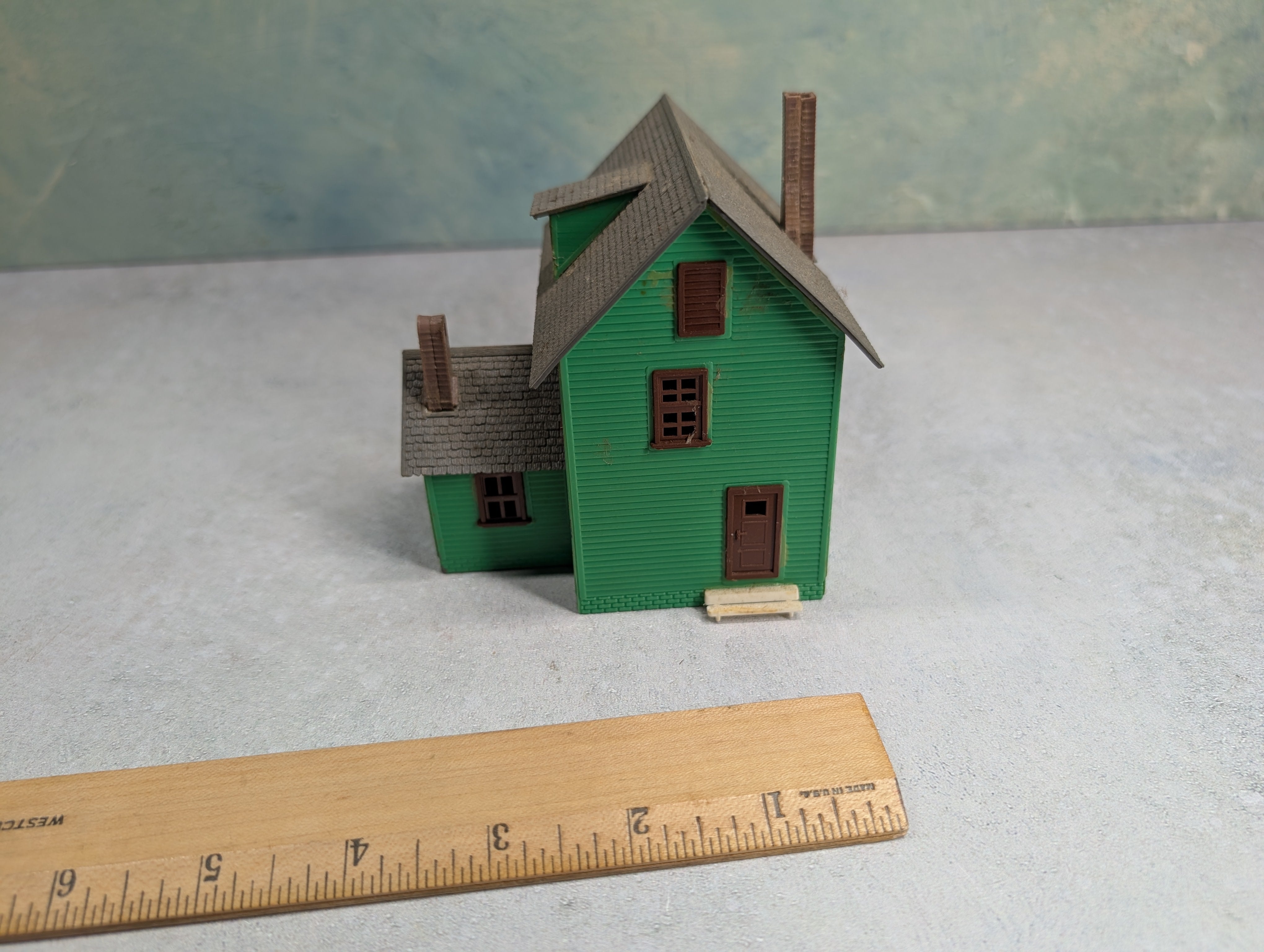 USED HO Scale Green Home