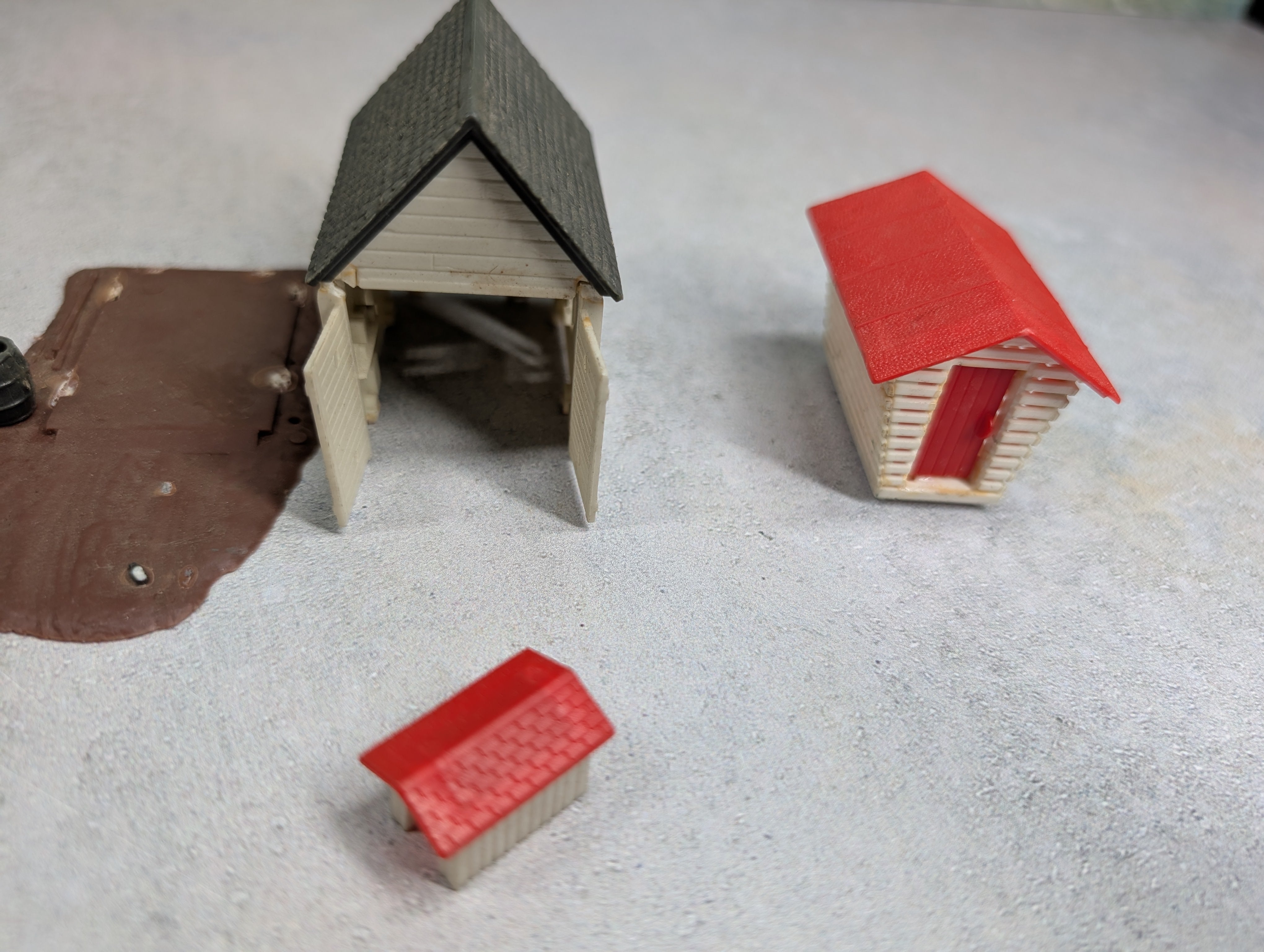 USED HO Scale Lot of Small Barn/Farm Buildings