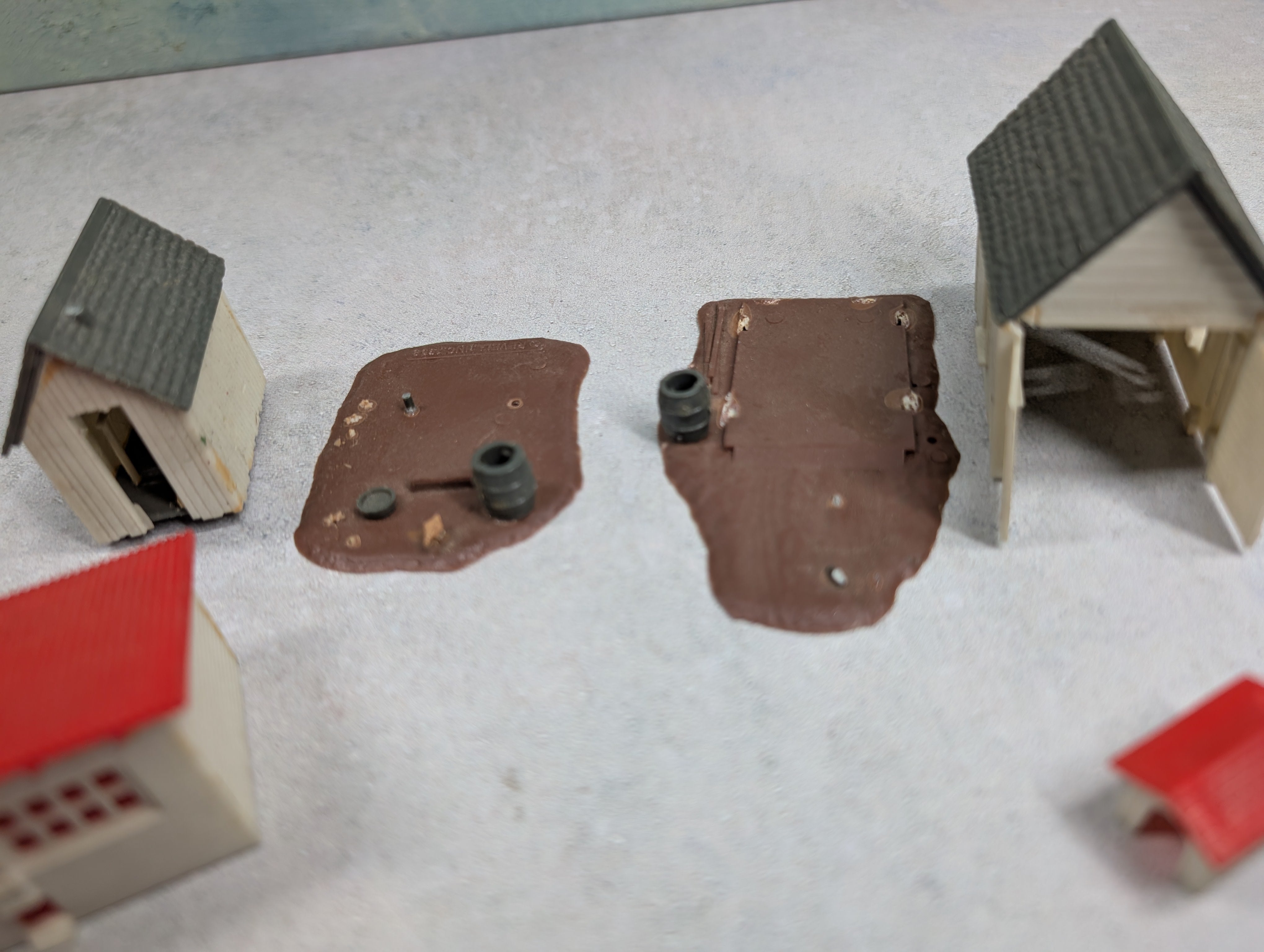 USED HO Scale Lot of Small Barn/Farm Buildings