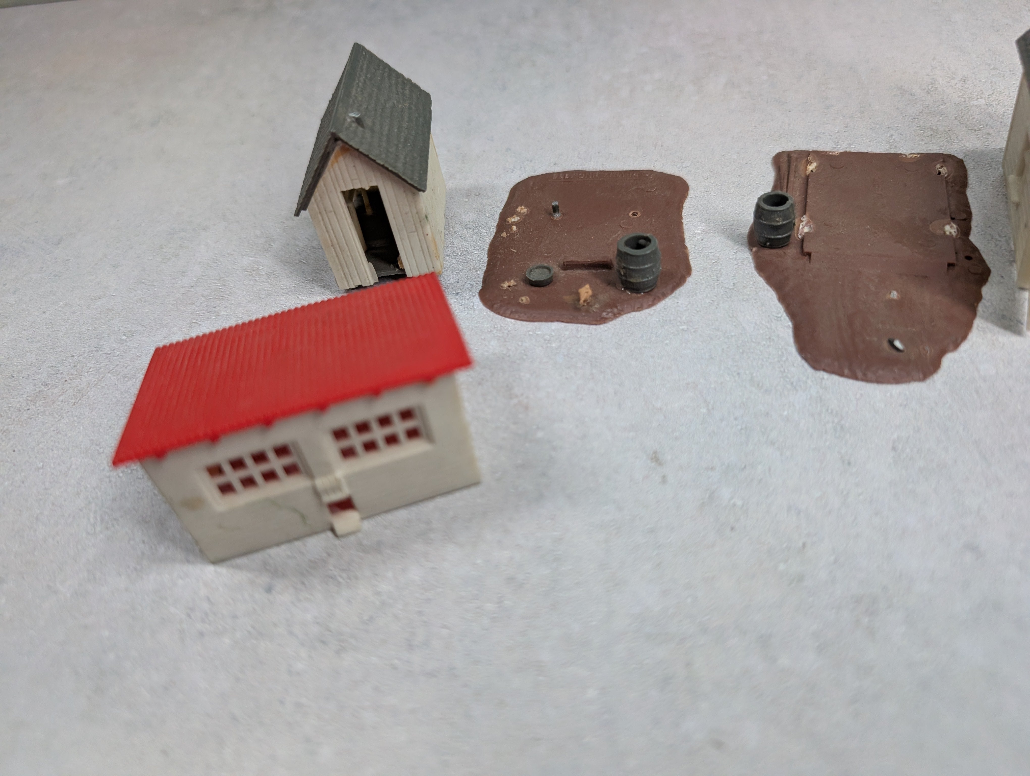 USED HO Scale Lot of Small Barn/Farm Buildings