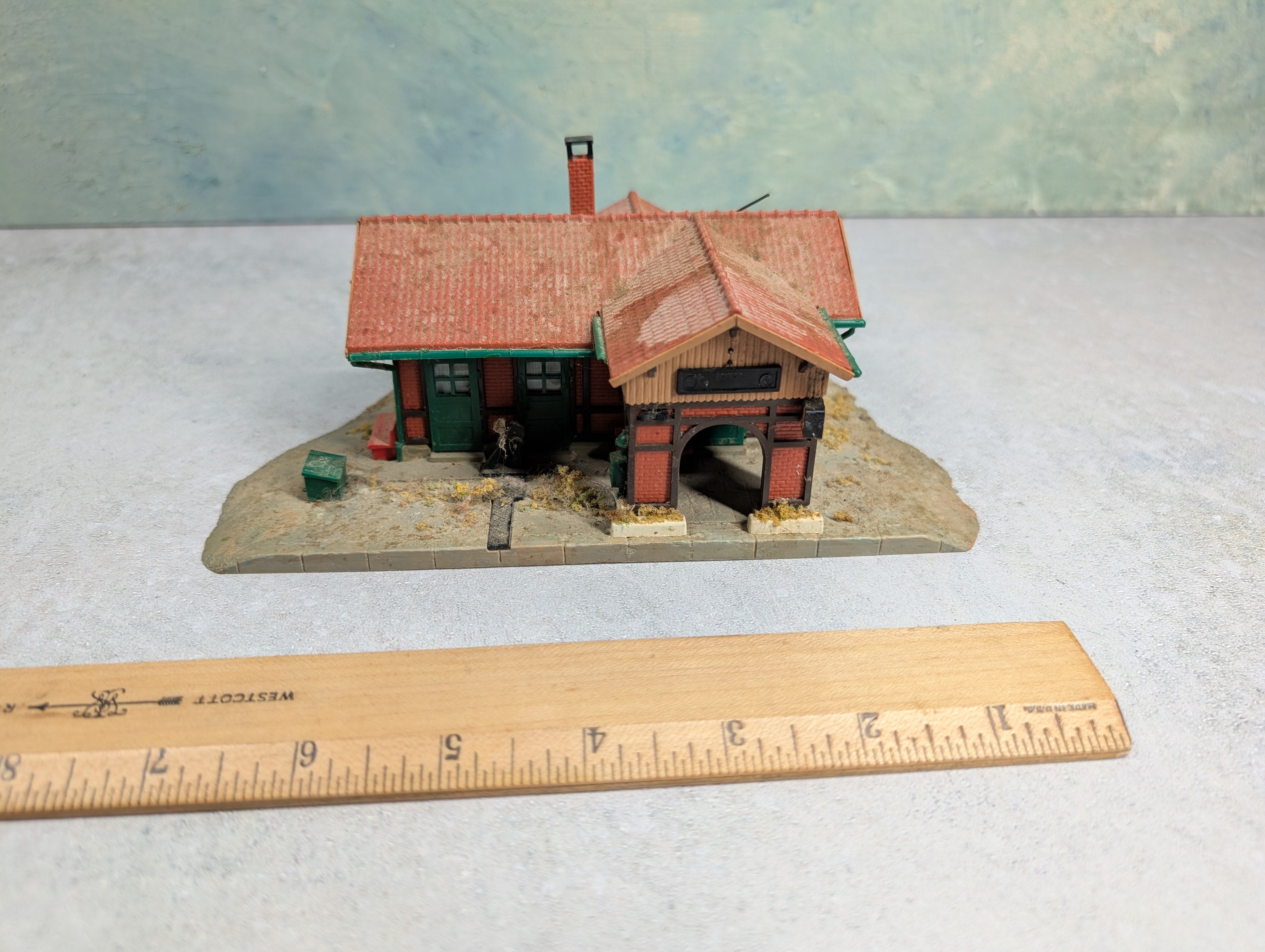 USED Kibri HO Scale Suburban Train Station