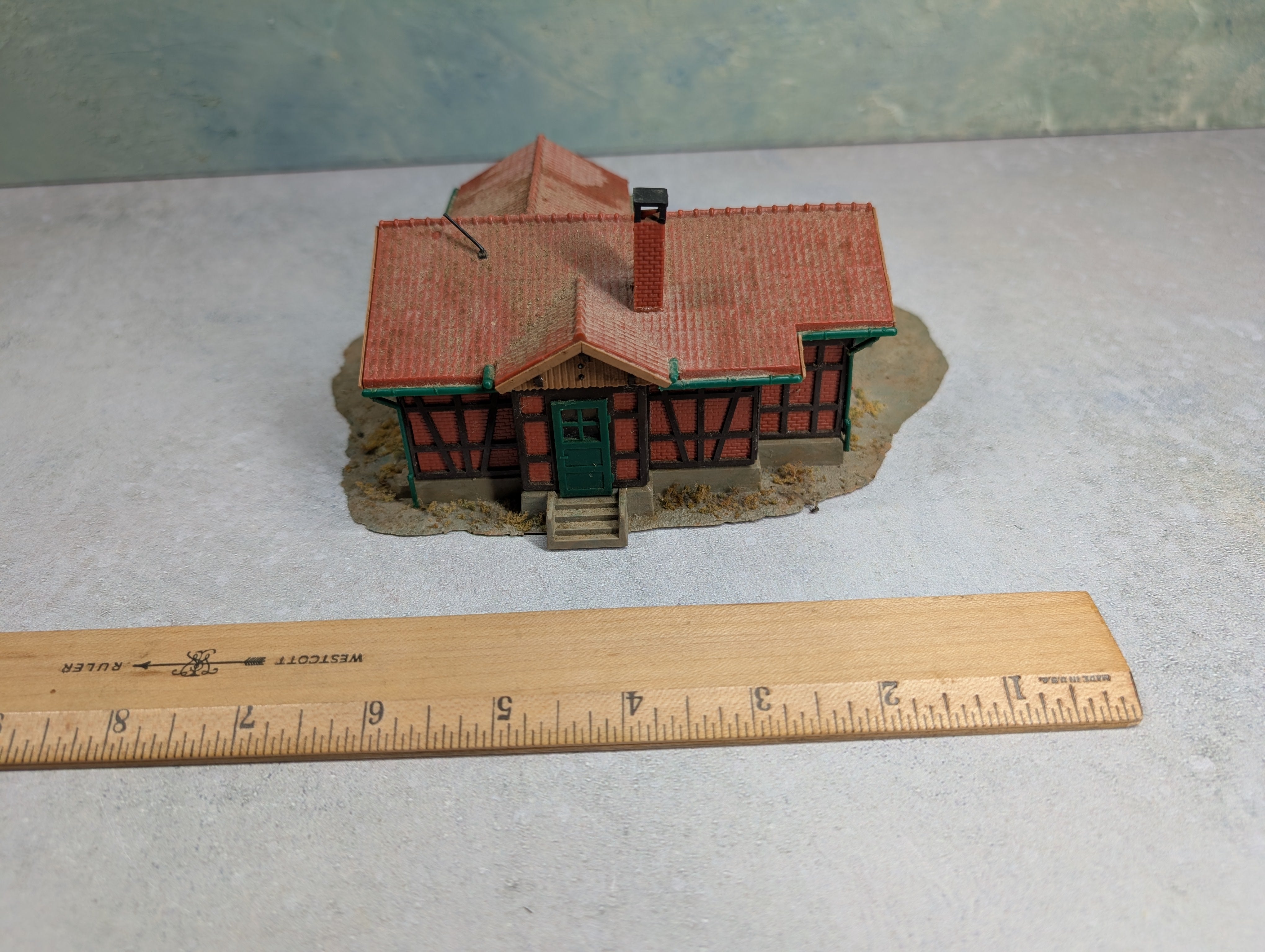 USED Kibri HO Scale Suburban Train Station