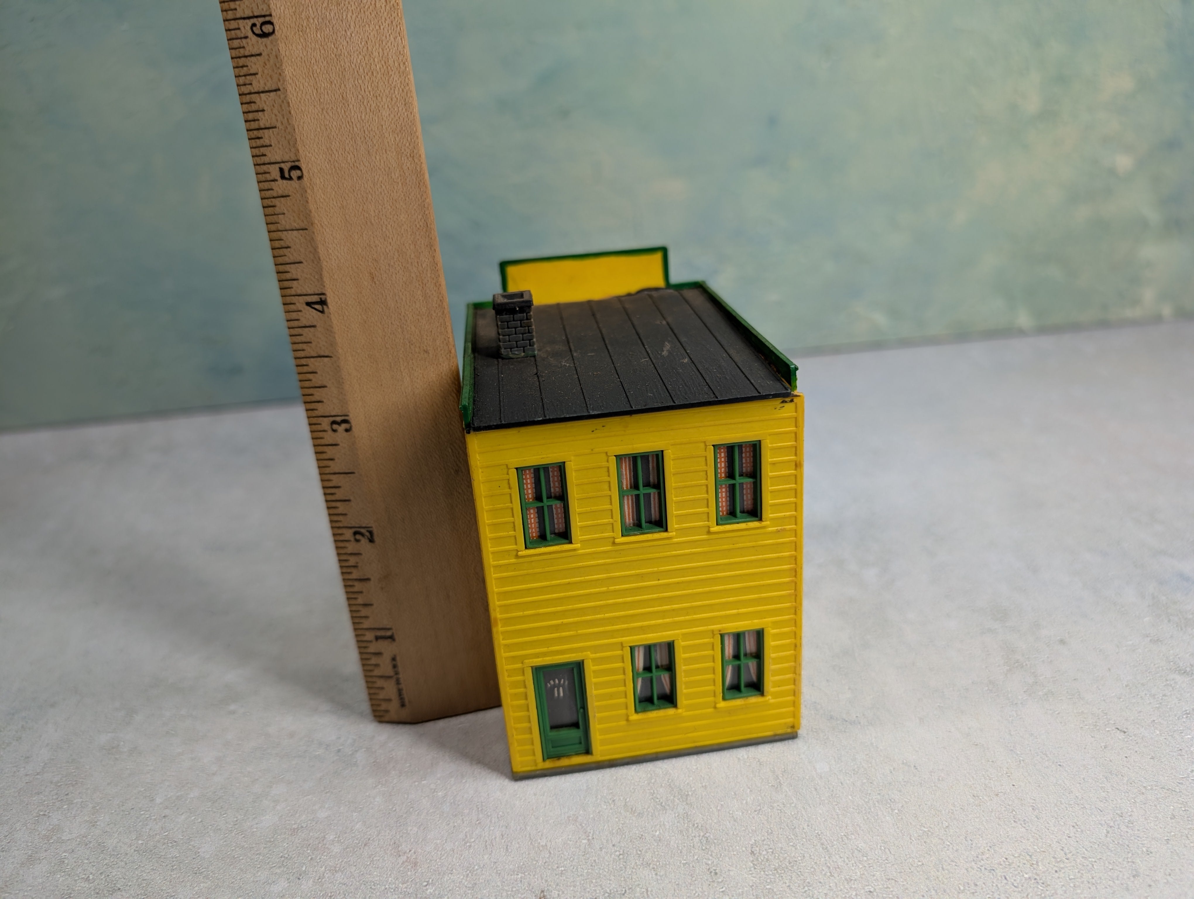 USED HO Scale Emporium, Old Time Business Building