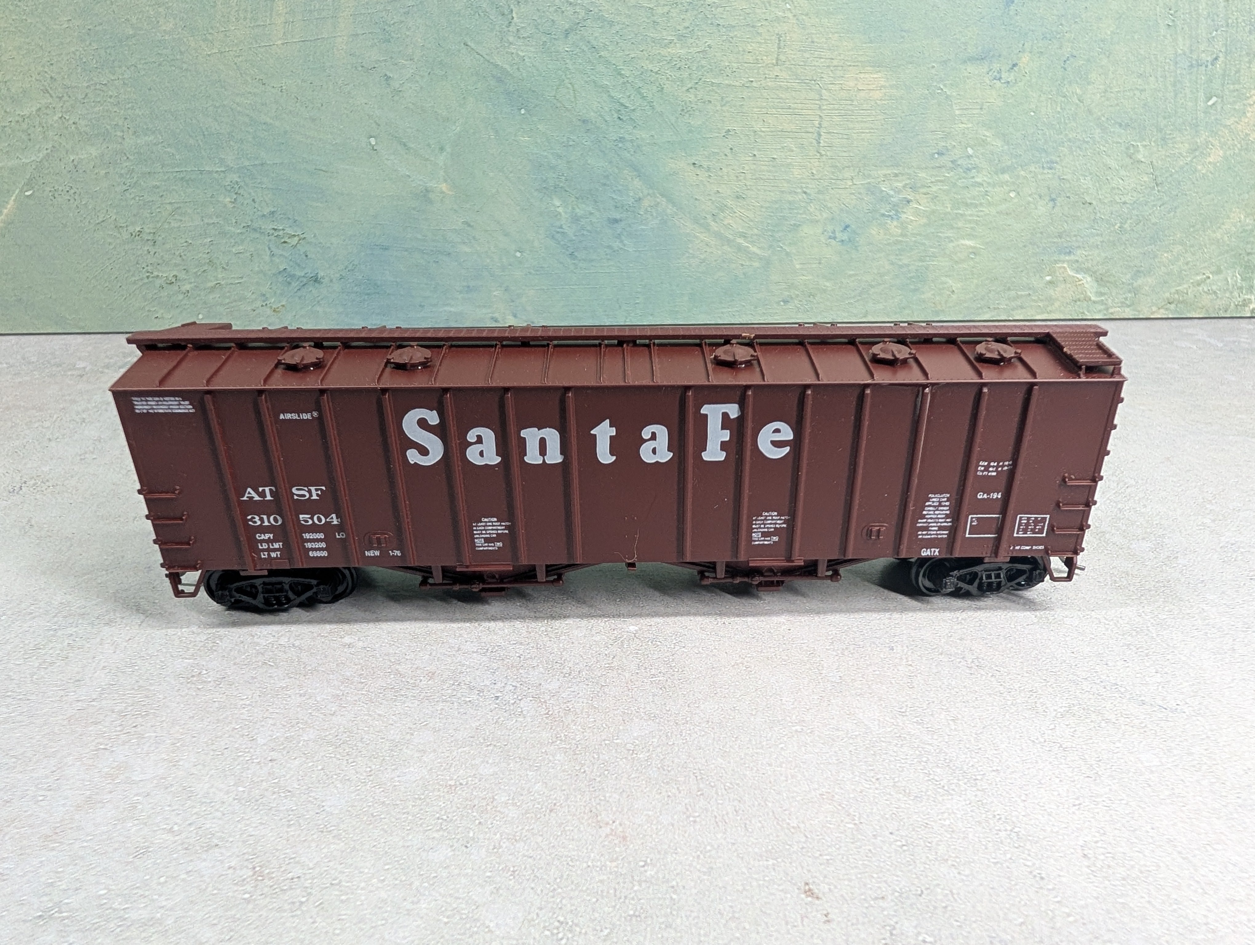 USED Walthers HO Scale Airslide Covered Hopper Santa Fe ATSF #310504