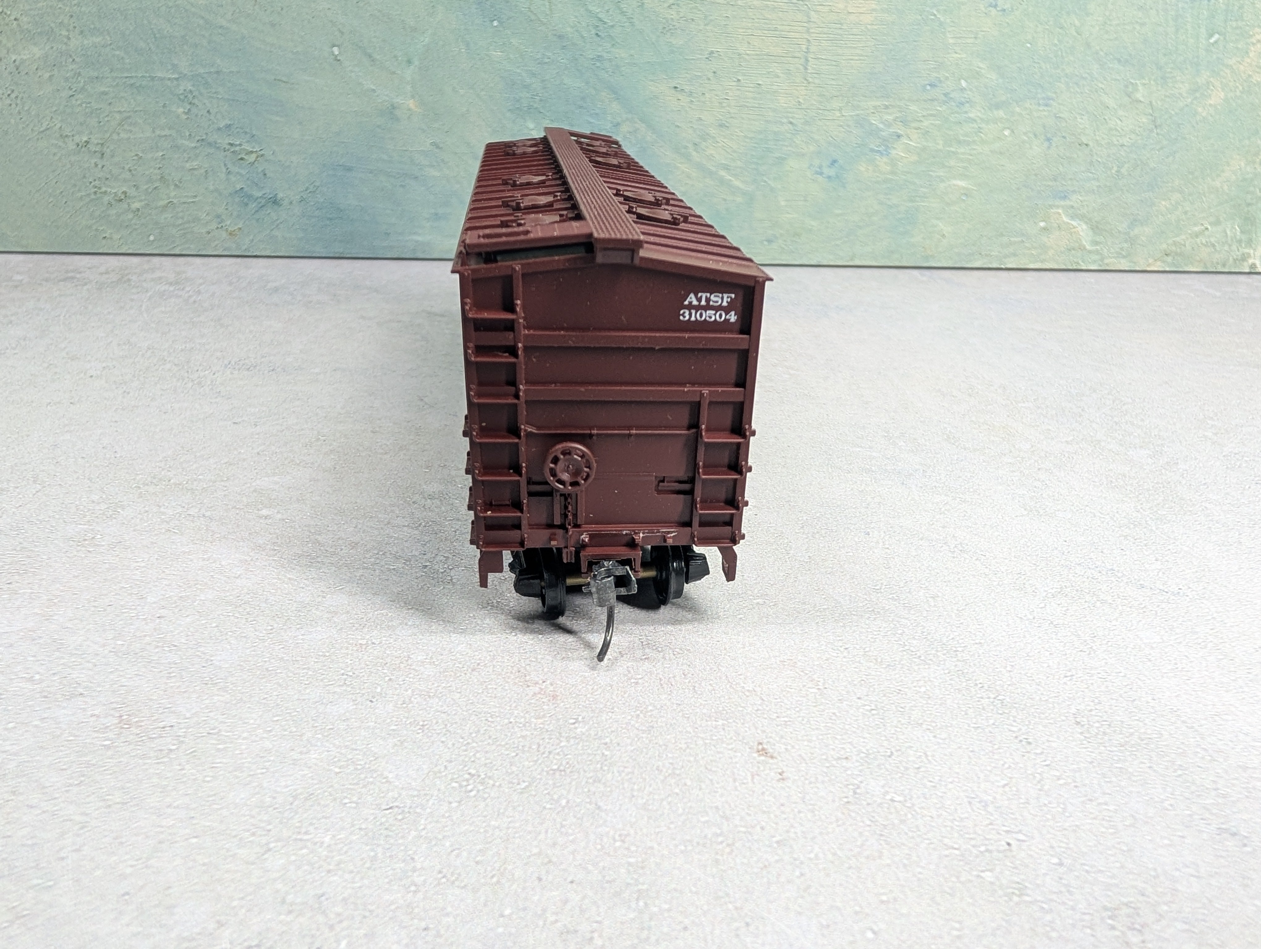 USED Walthers HO Scale Airslide Covered Hopper Santa Fe ATSF #310504