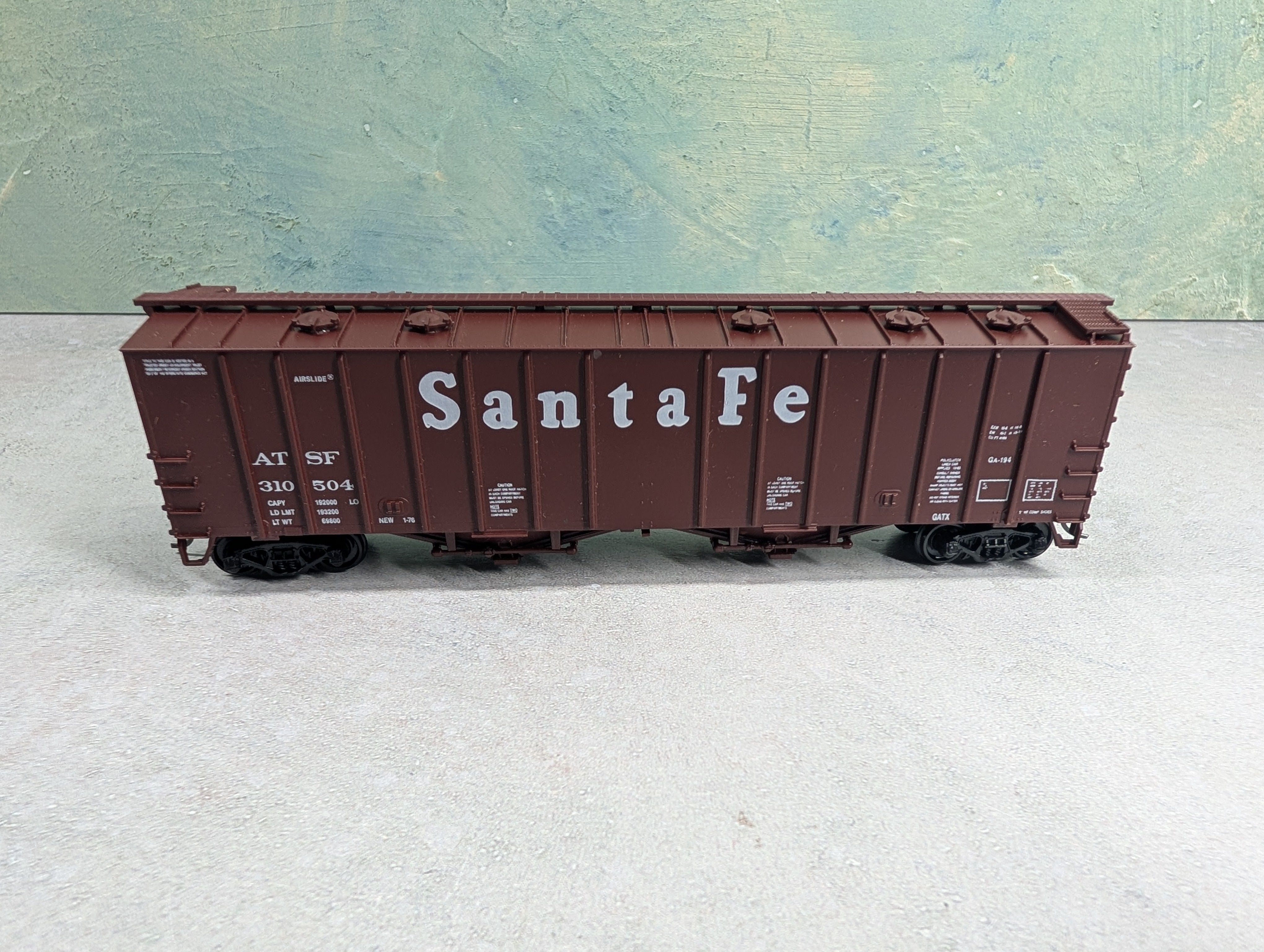 USED Walthers HO Scale Airslide Covered Hopper Santa Fe ATSF #310504