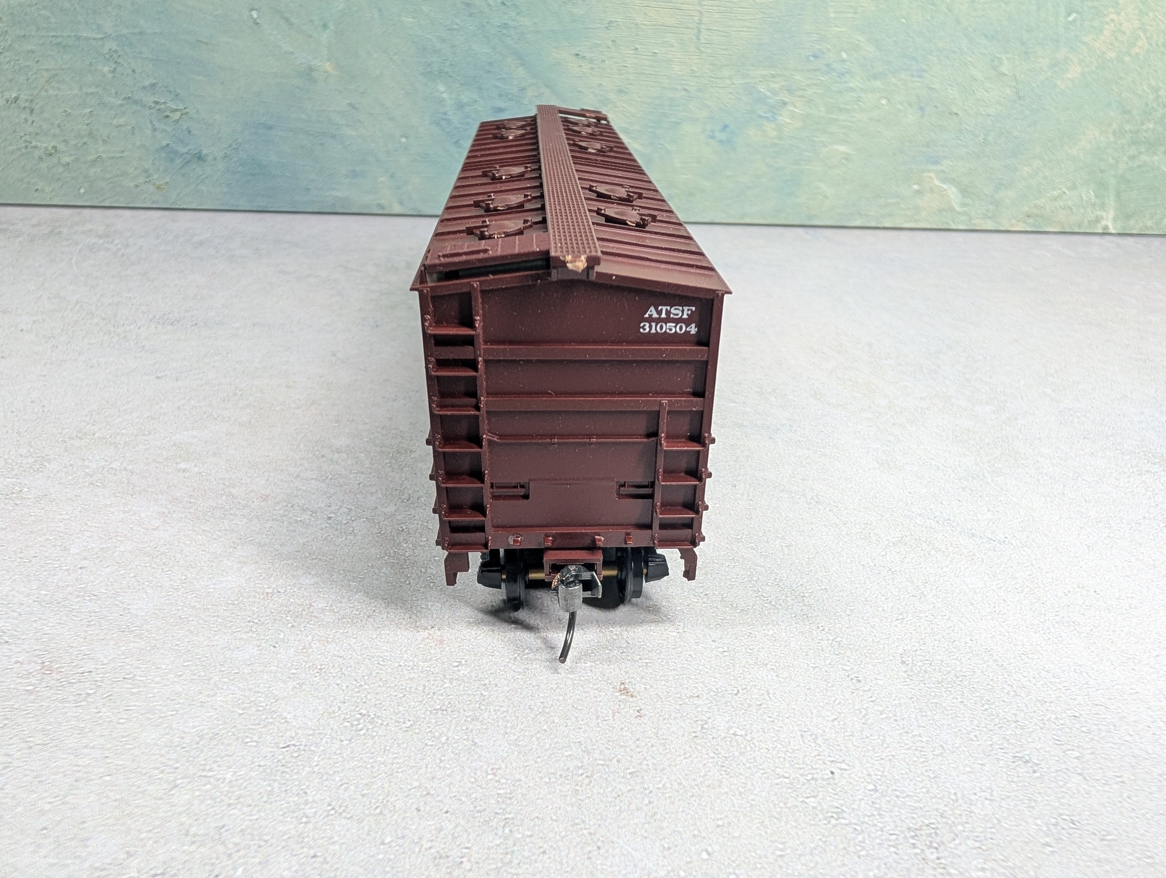 USED Walthers HO Scale Airslide Covered Hopper Santa Fe ATSF #310504