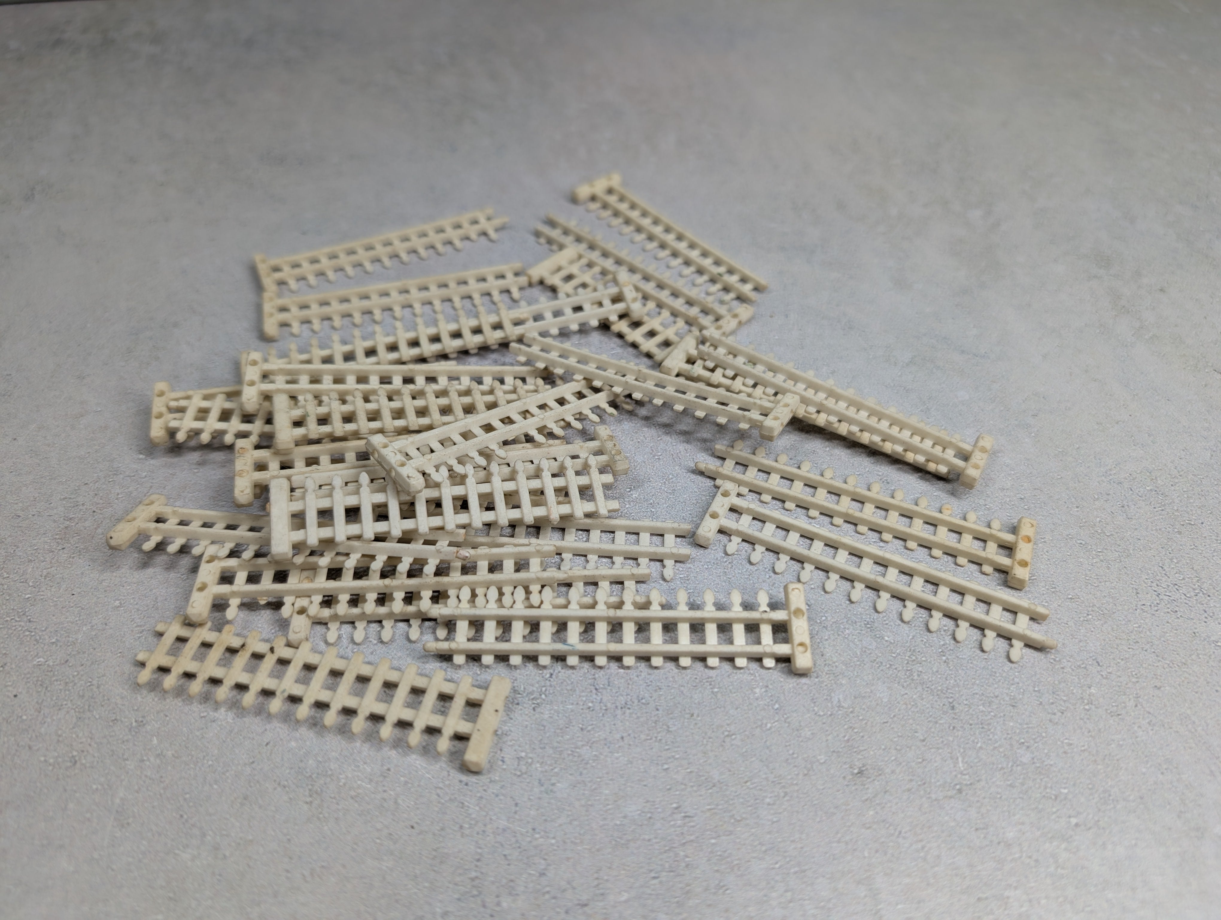 USED HO Scale Lot of White Picket Fence