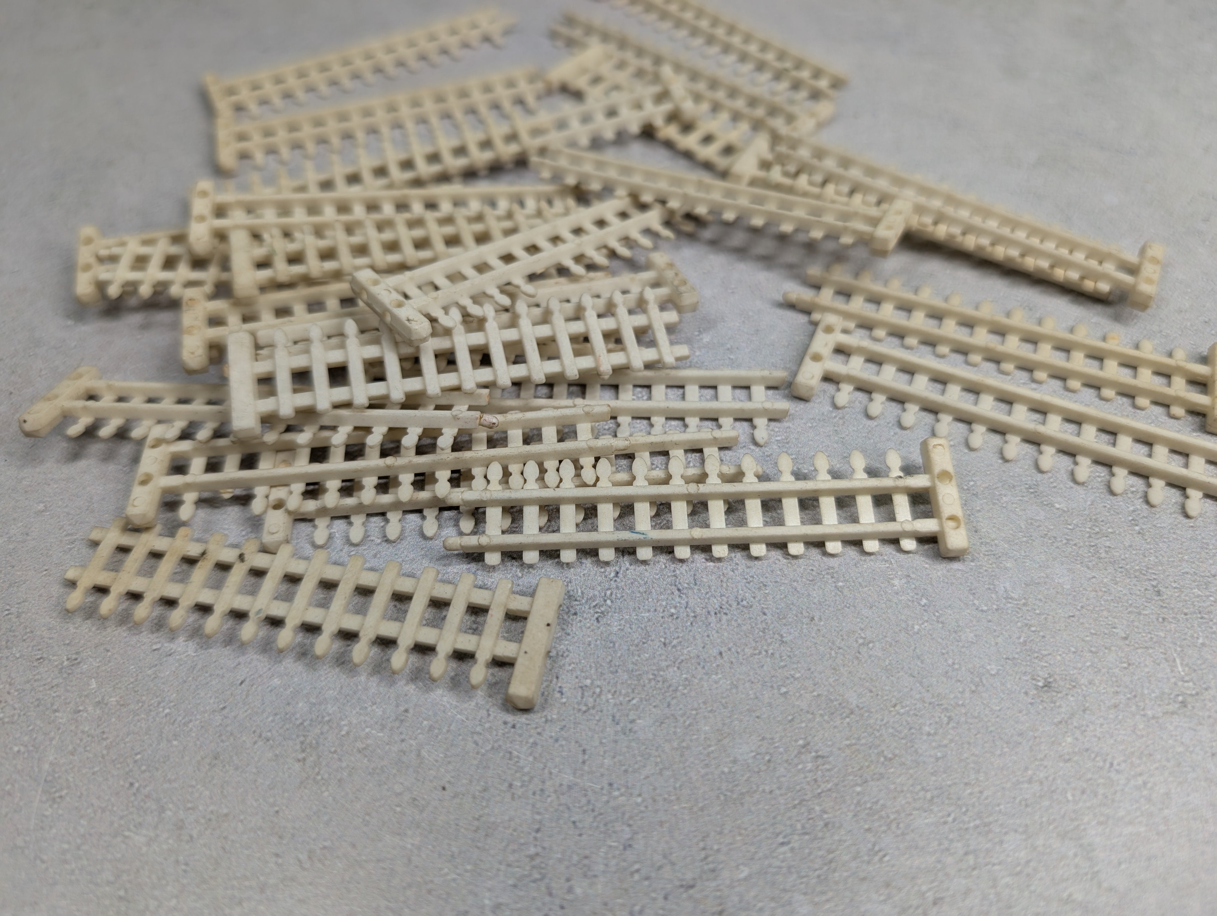 USED HO Scale Lot of White Picket Fence