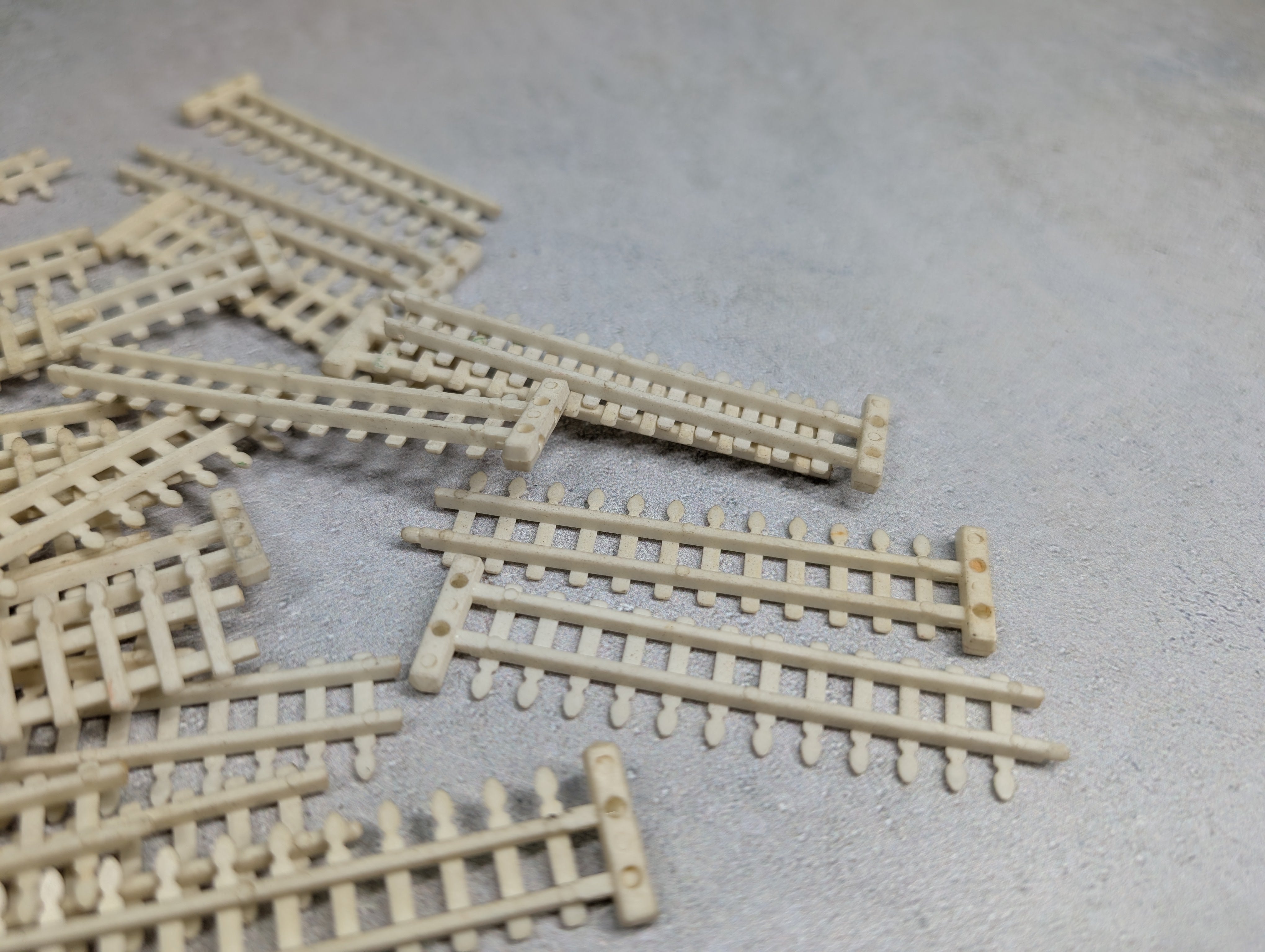 USED HO Scale Lot of White Picket Fence