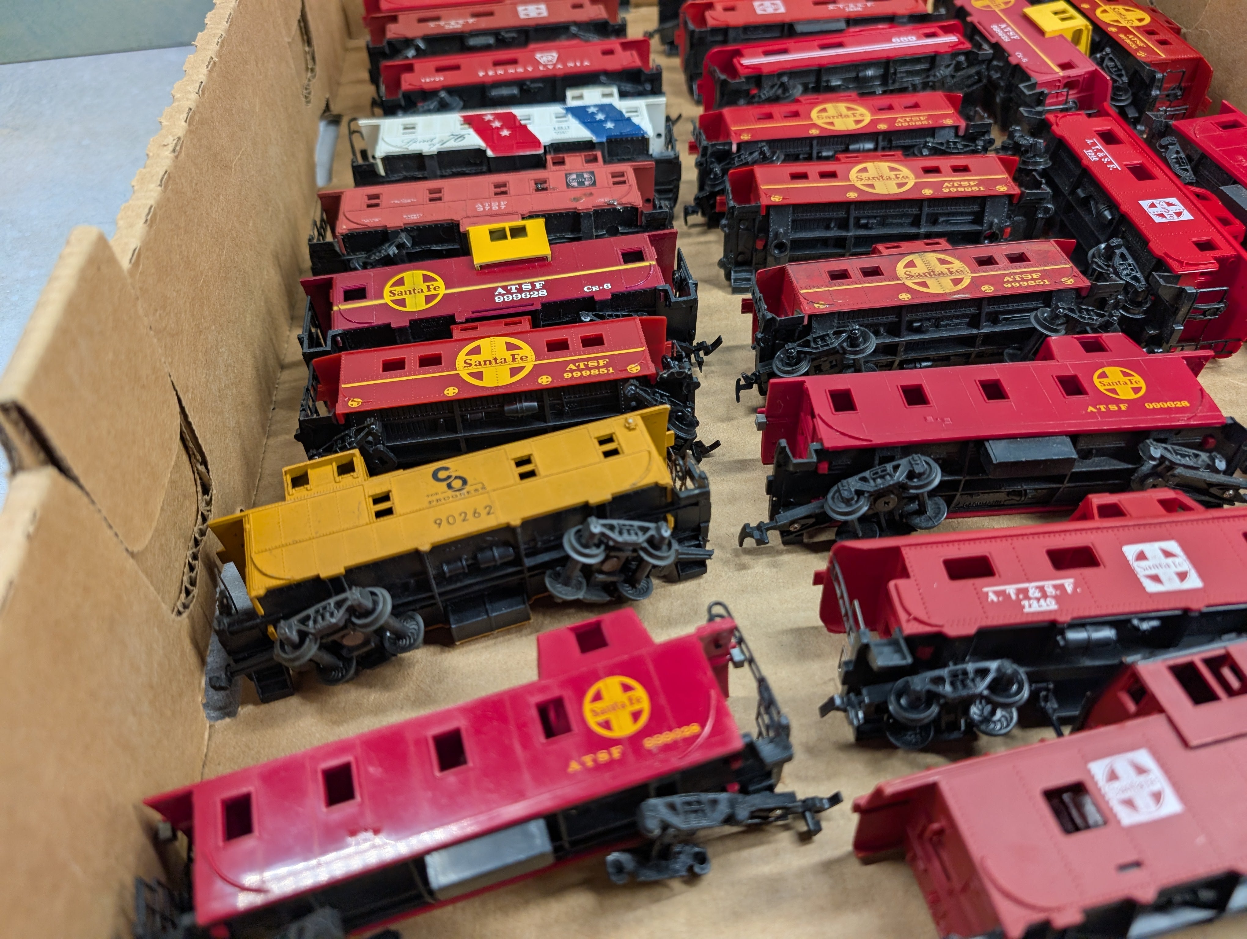 USED HO Scale Lot of Cabooses, Parts/Repairs (24 pcs)
